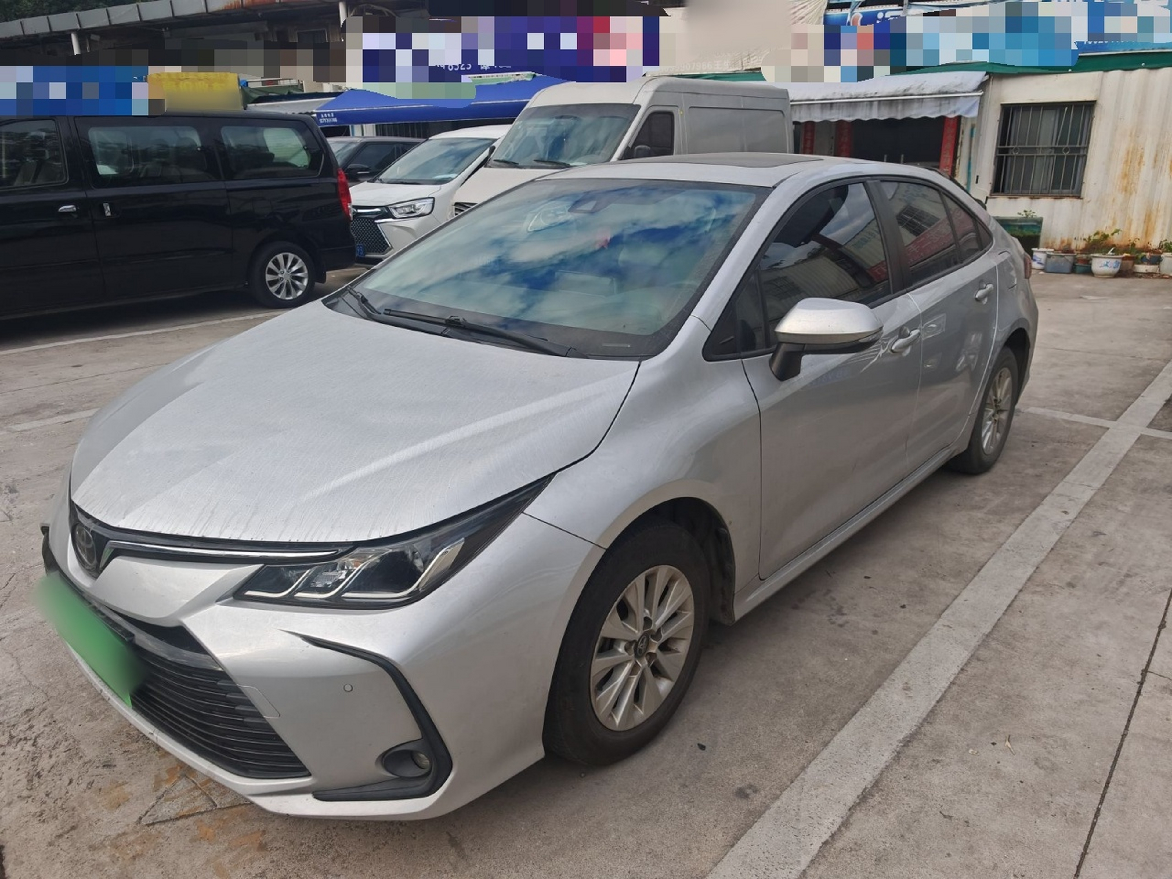 تحت مقدمة السيارة