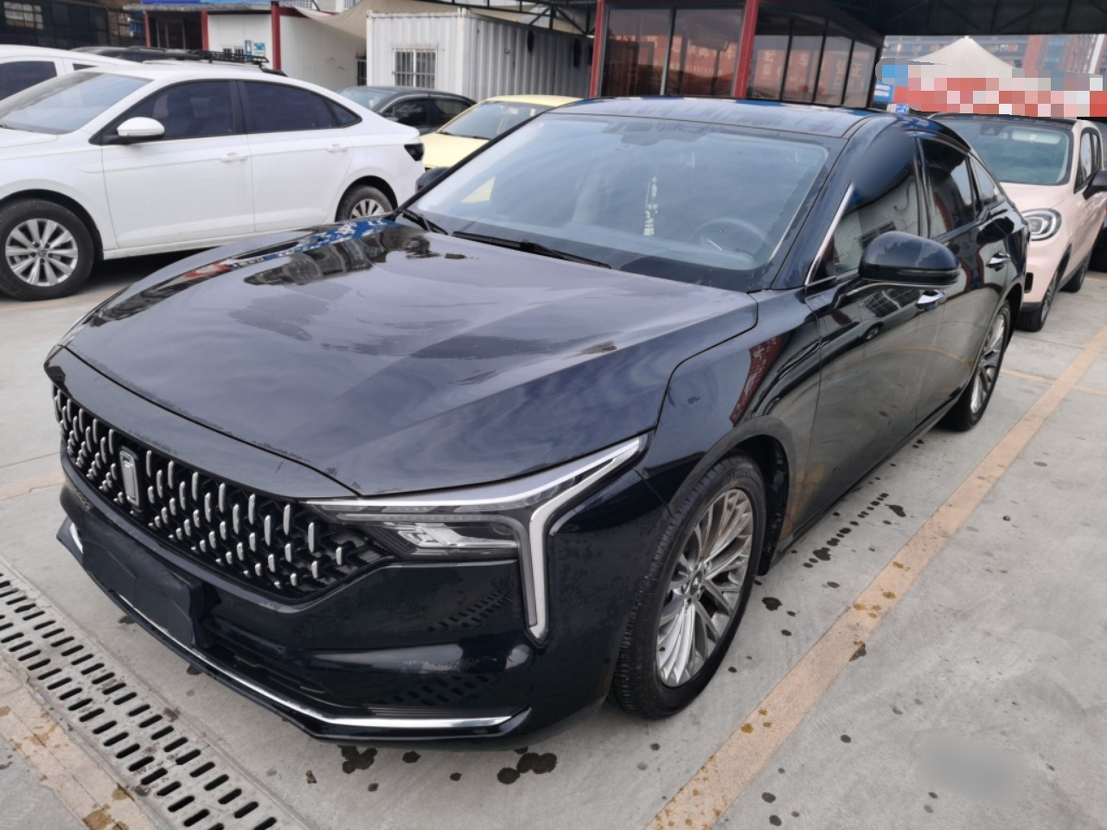 تحت مقدمة السيارة