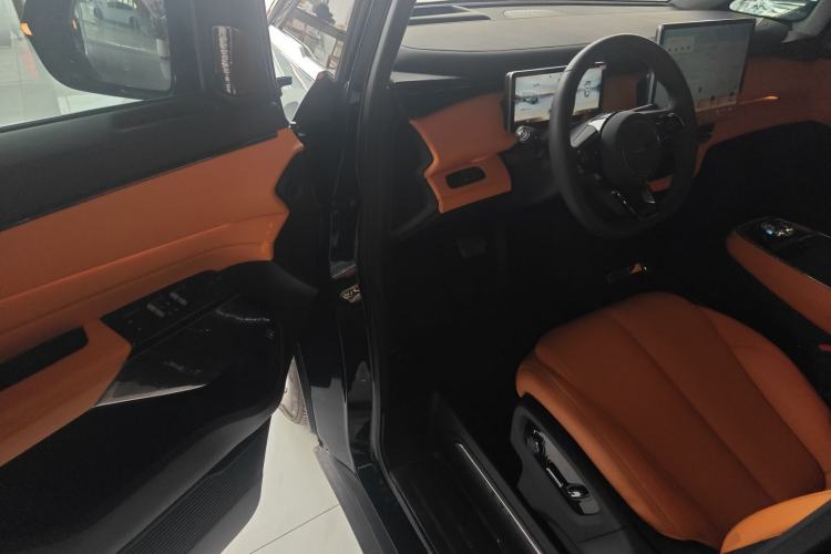 Used Geely Galaxy LEVC L380 2024 140-Degree 6-Seater All-Wheel-Drive Ultra