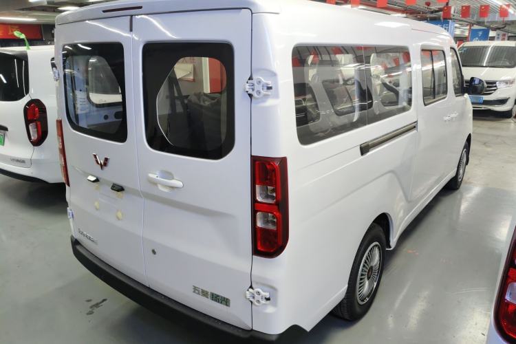 Used Wuling Yangguang 2024 300KM Comfort Version Passenger Van 75kW