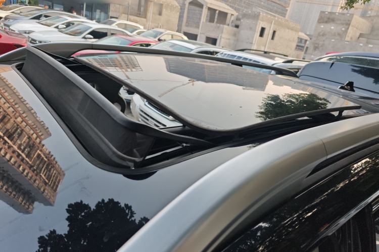 Used Roewe RX8 2018 30T Smart Connectivity Two-Wheel Drive Supreme Edition
