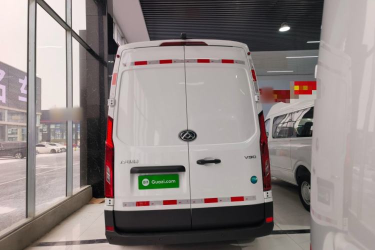 Used SAIC MAXUS Xintu V90 2024 Zhiyun 2.0T Manual Rear-Drive Extended-Wheelbase Ultra-High-Roof Model with Dual Rear Tires and 3 Seats
