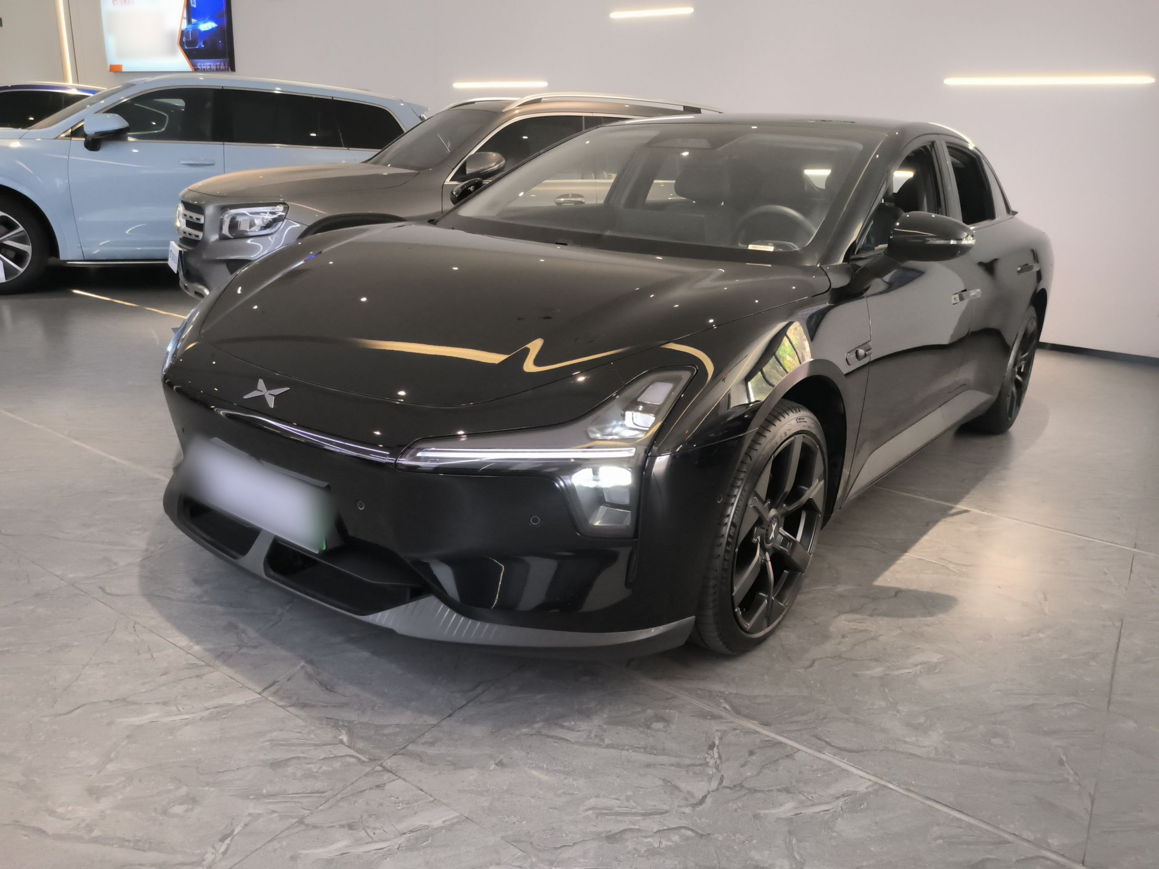 تحت مقدمة السيارة