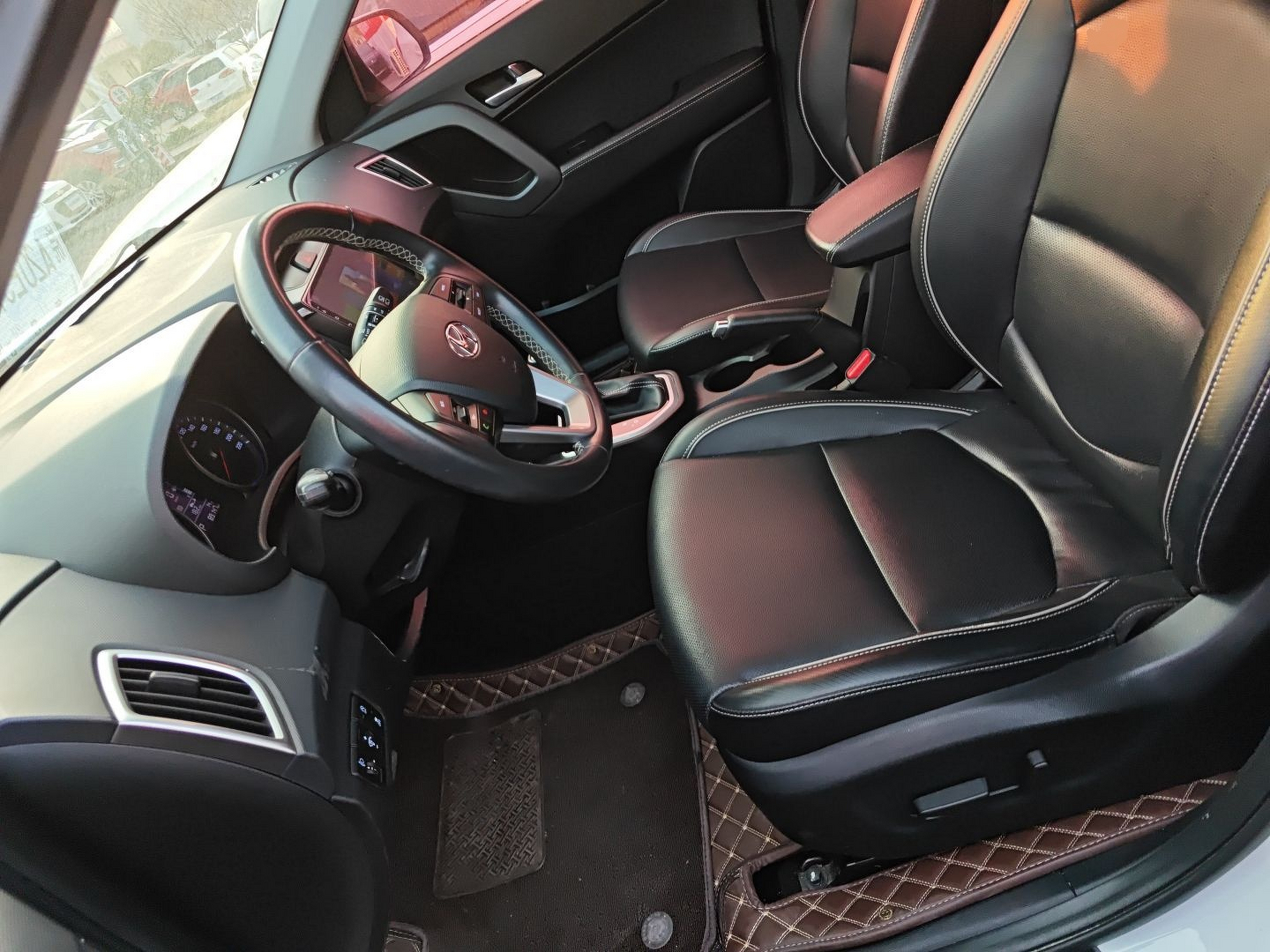 Переднее сиденье в автомобиле