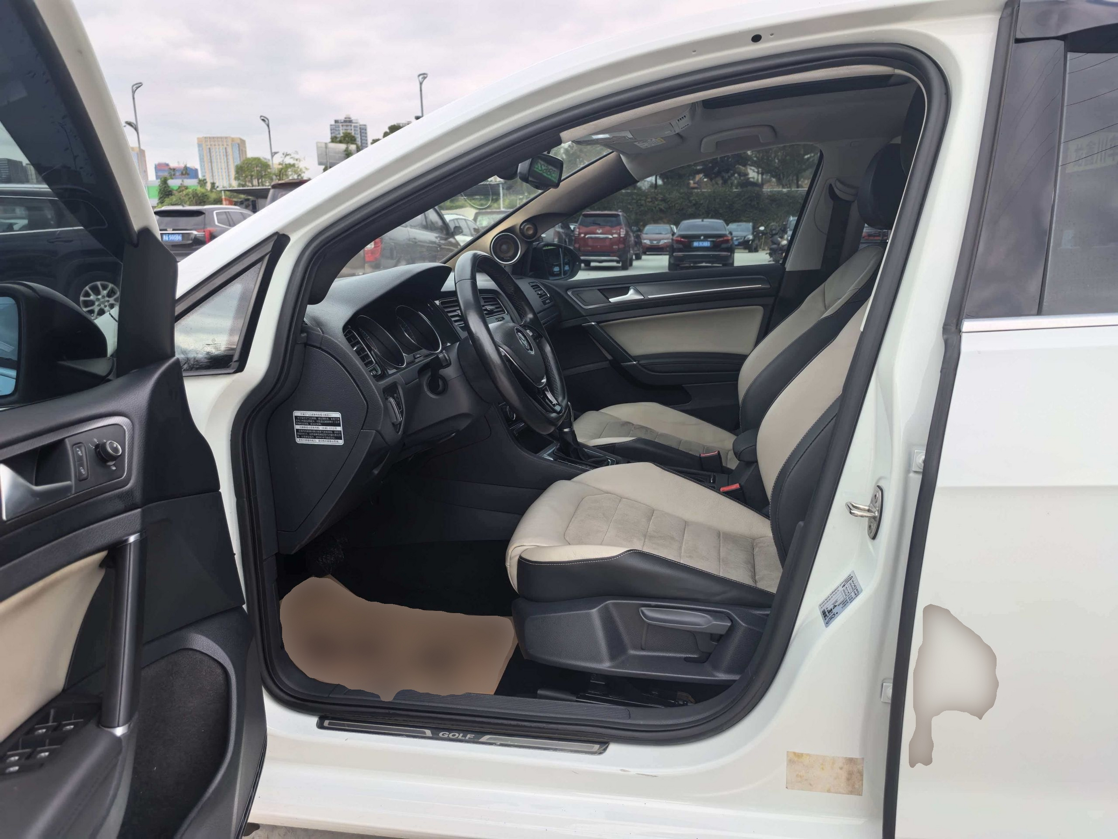 Переднее сиденье в автомобиле