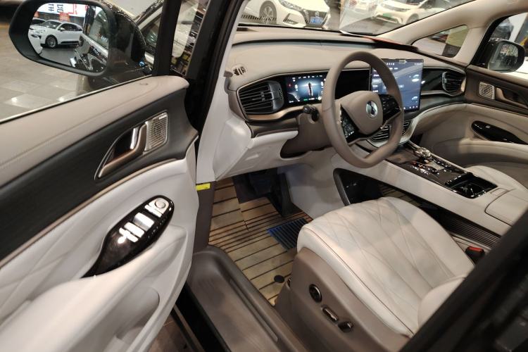 Used Denza D9 2022 DM-i 970 Four-Wheel Drive Prestige Model
