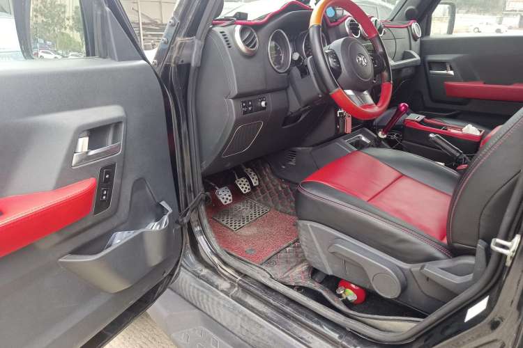 Used Beijing Auto BJ40 2016 40L 2.0T Manual Two-Wheel Drive Luxury Edition
