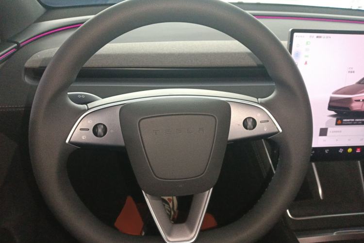 Used Tesla Model Y L 2025 Long-Range All-Wheel-Drive Version
