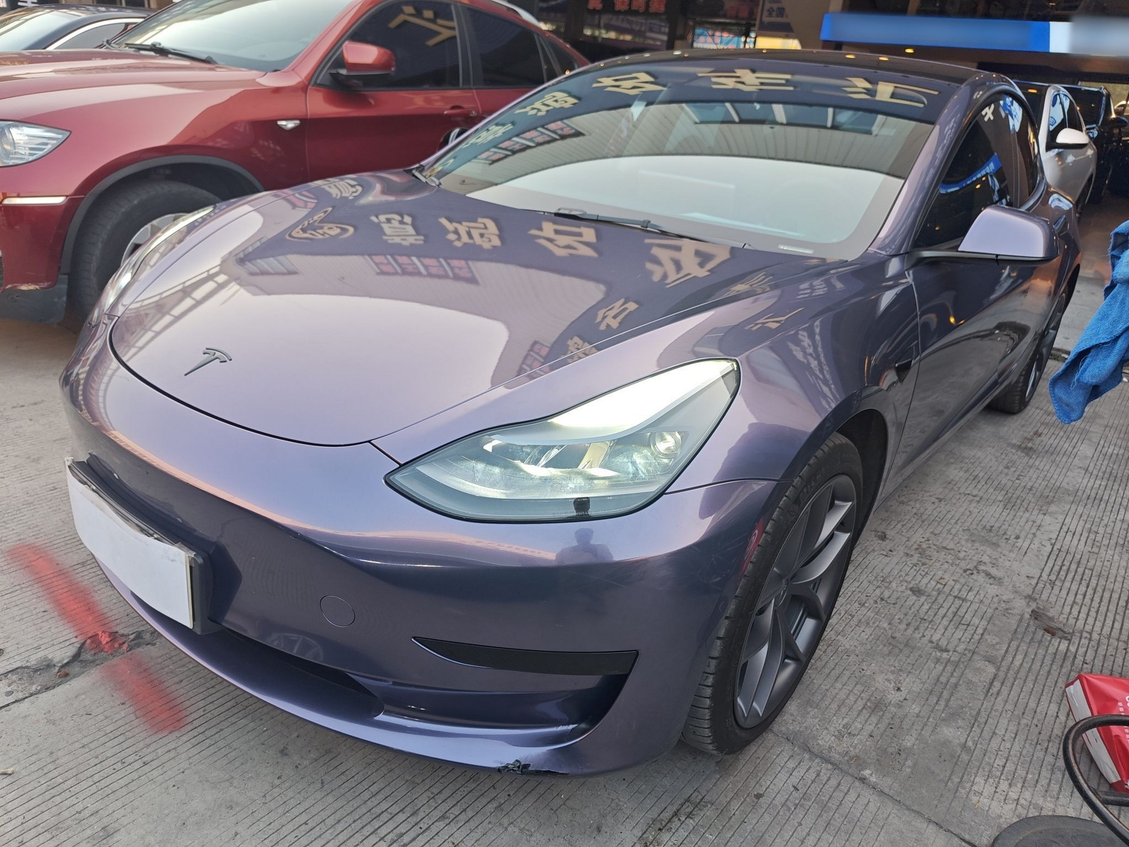 تحت مقدمة السيارة