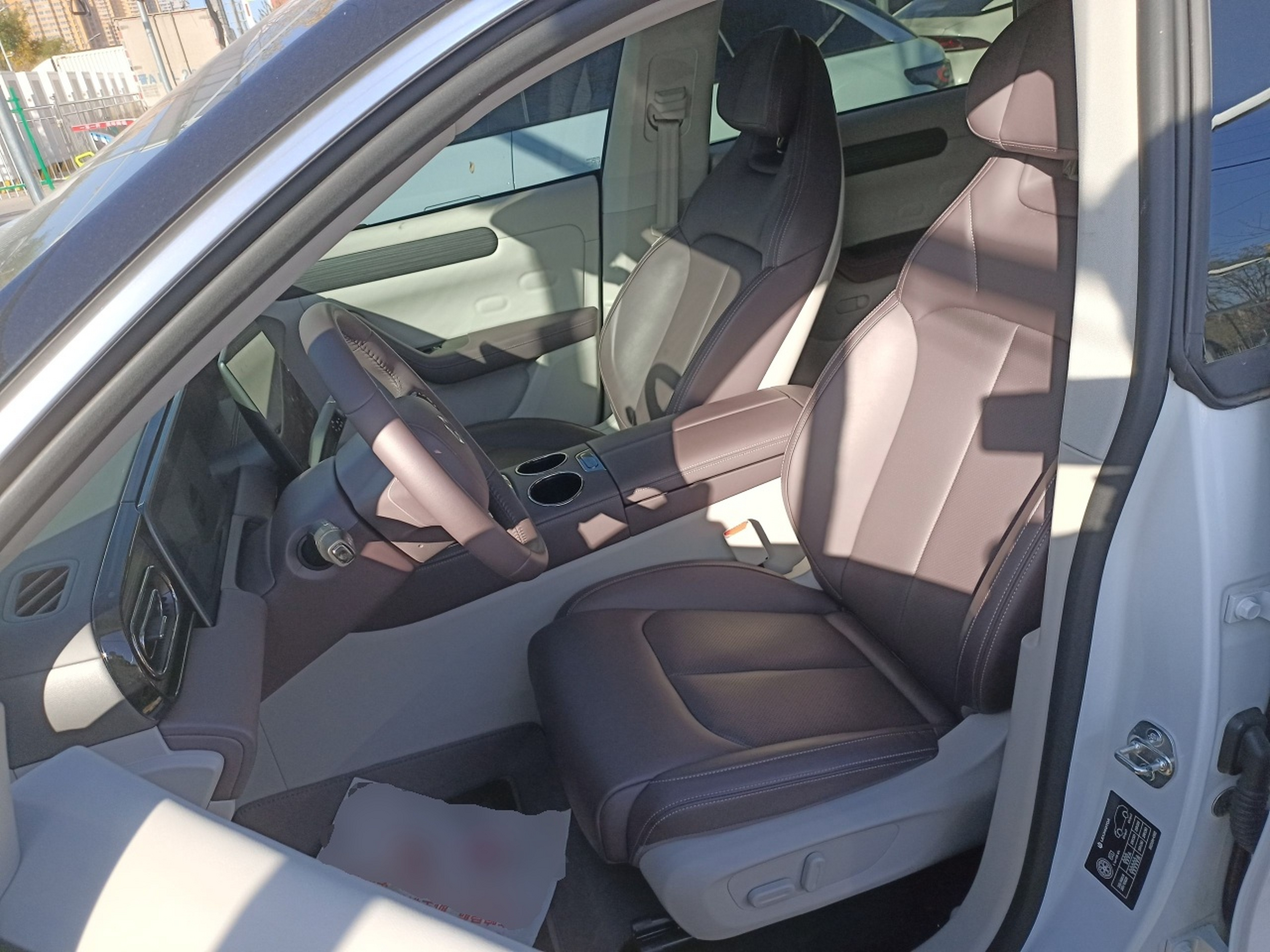 Переднее сиденье в автомобиле