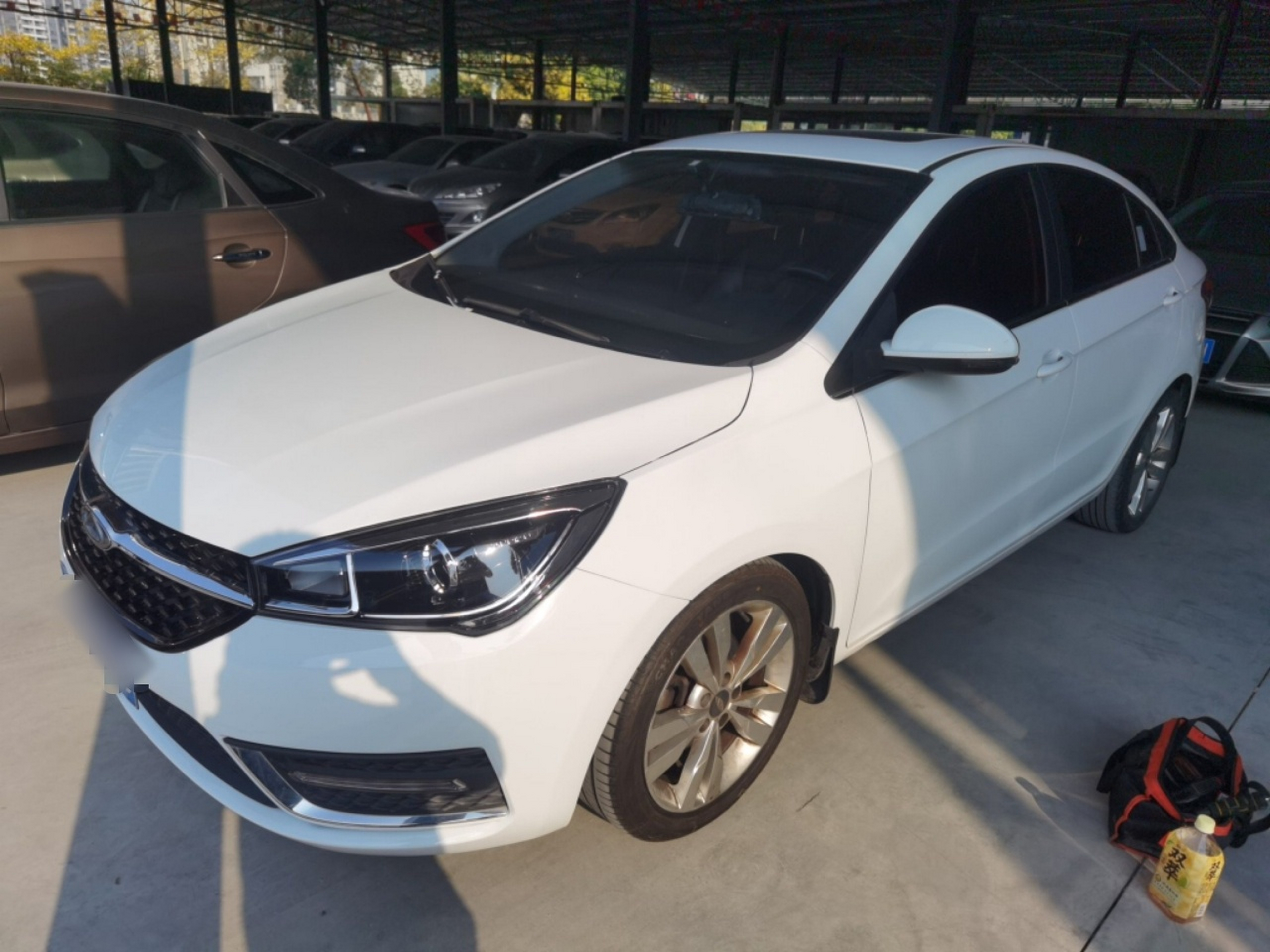 تحت مقدمة السيارة