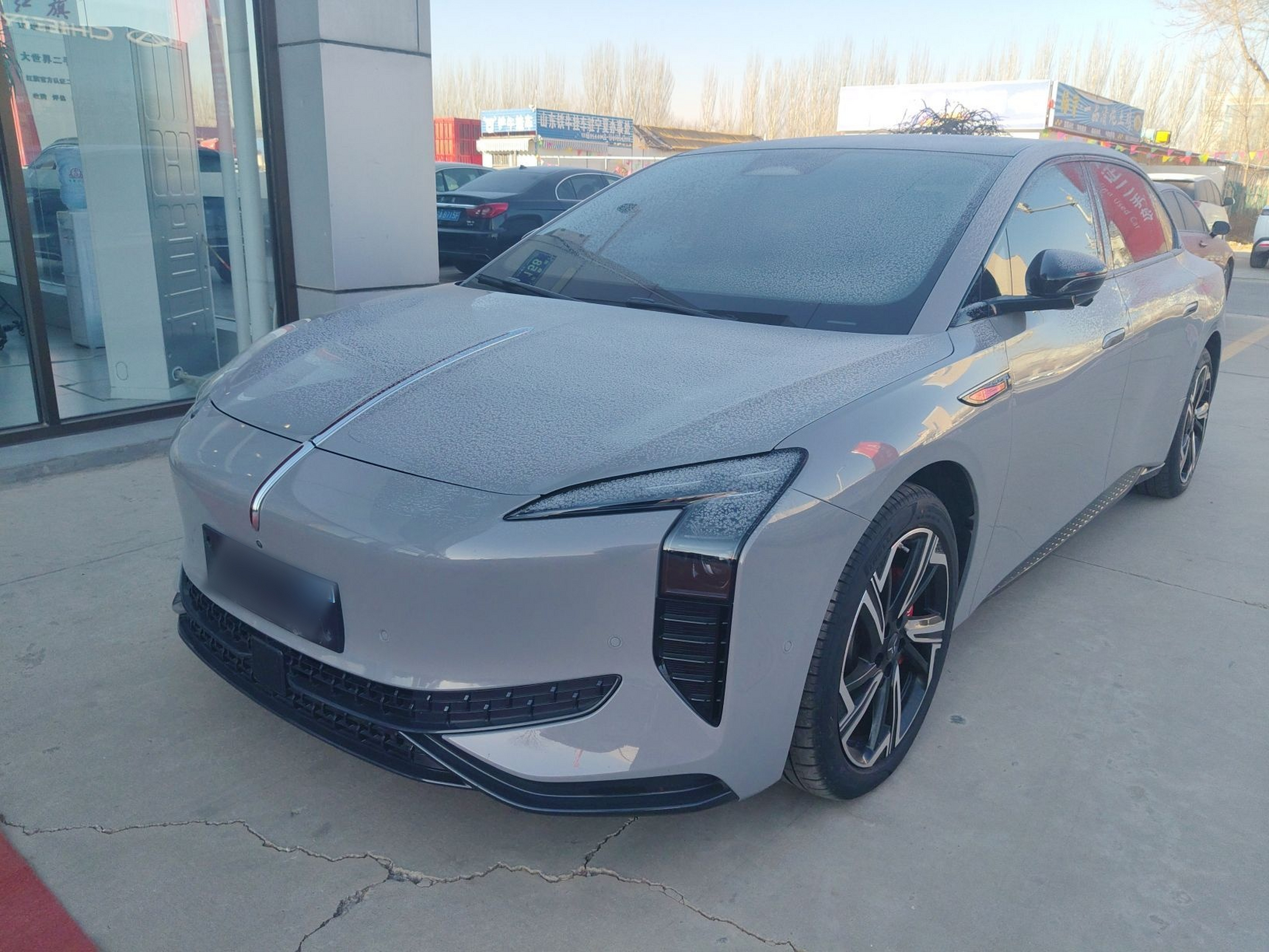 تحت مقدمة السيارة