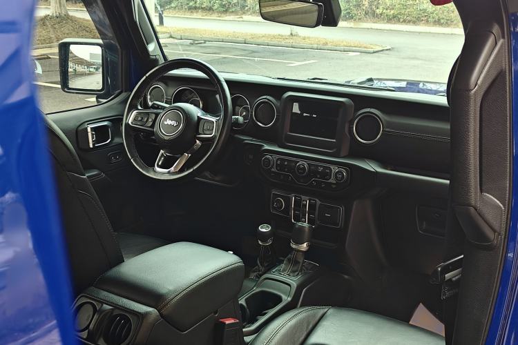 Used  Wrangler 2019 2.0T Sahara Four-Door Brilliant Top Version China VI Emission Standard