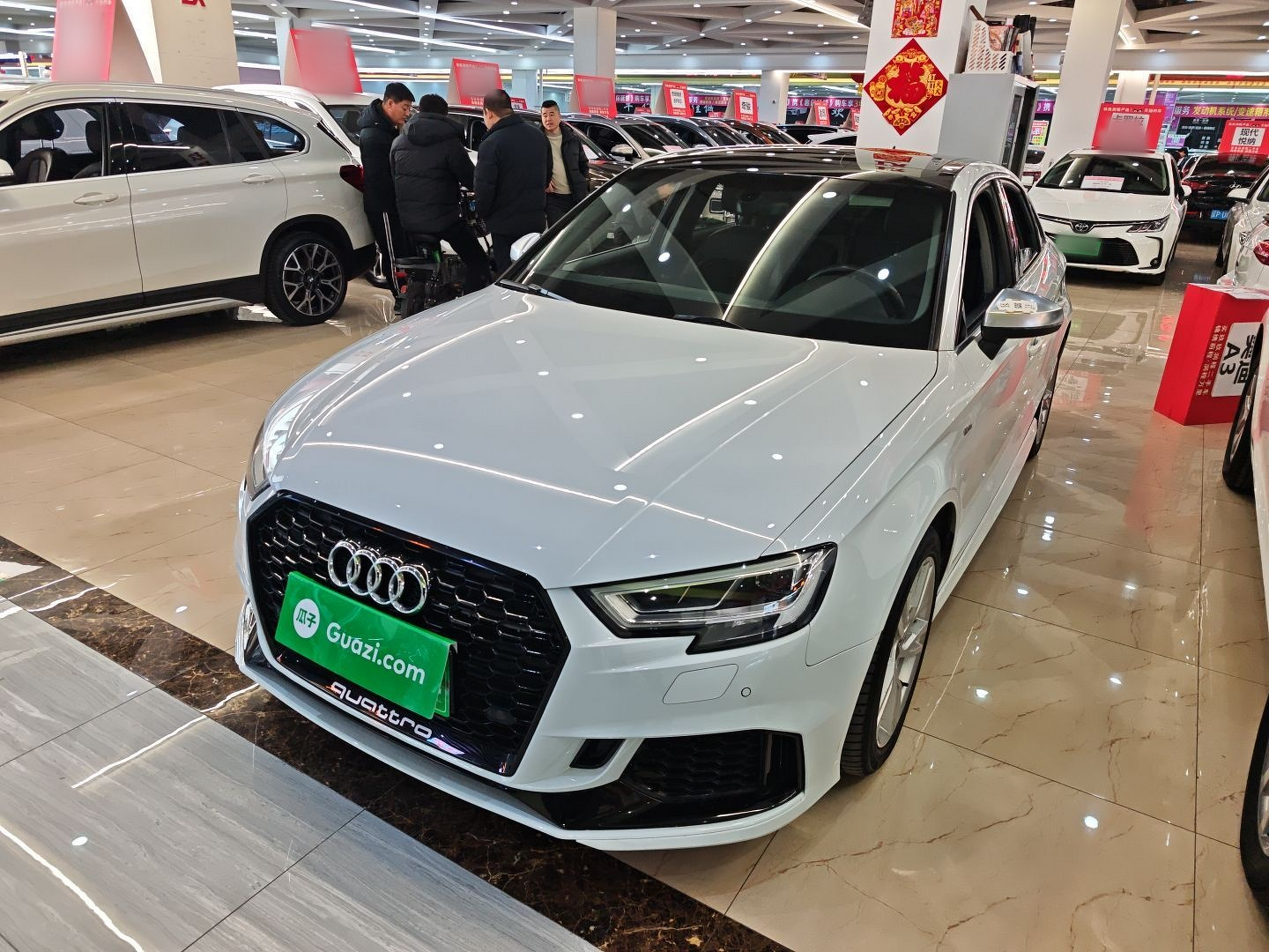 تحت مقدمة السيارة