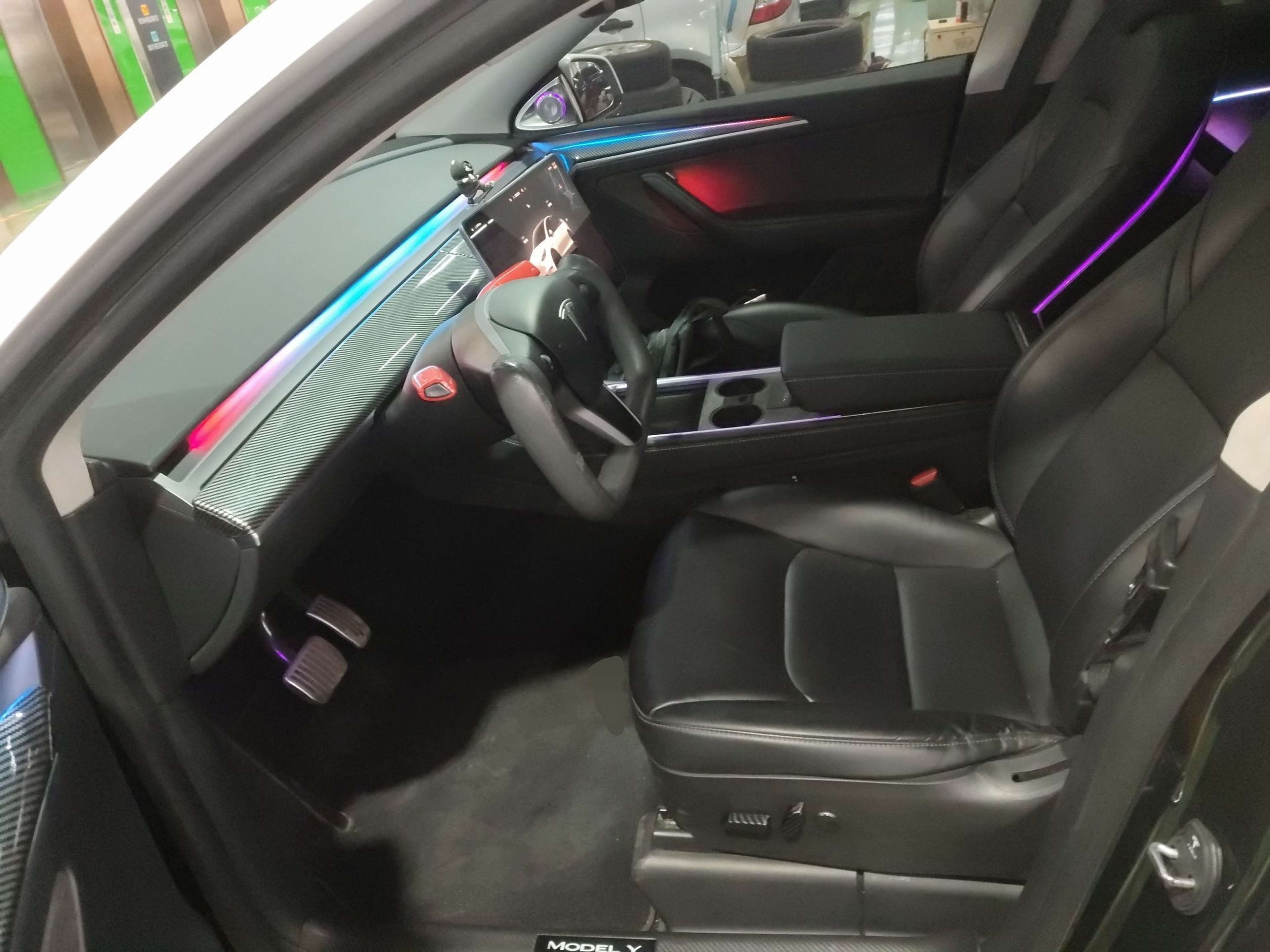 المقاعد الأمامية داخل السيارة