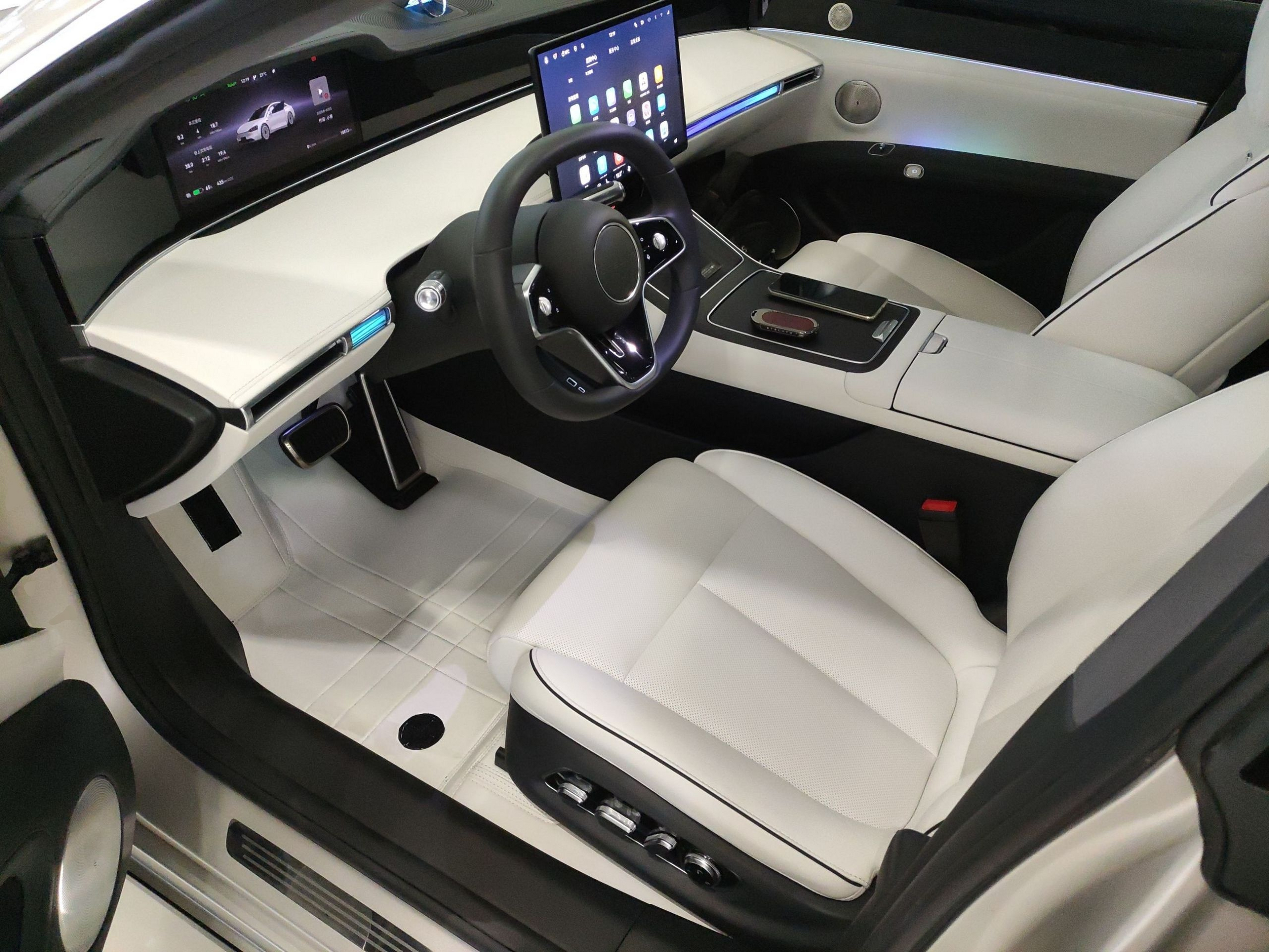 Переднее сиденье в автомобиле