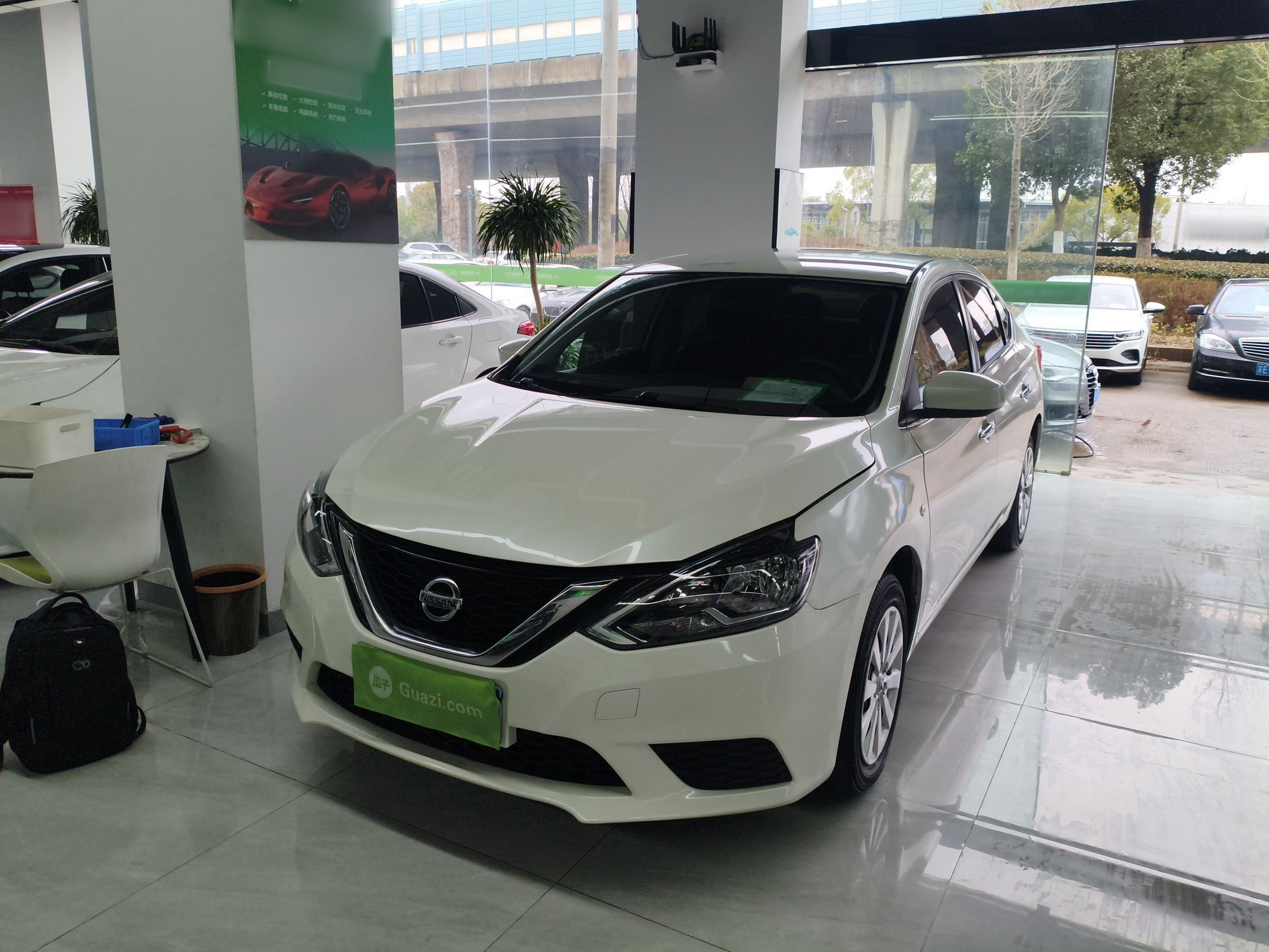 Под передней частью автомобиля