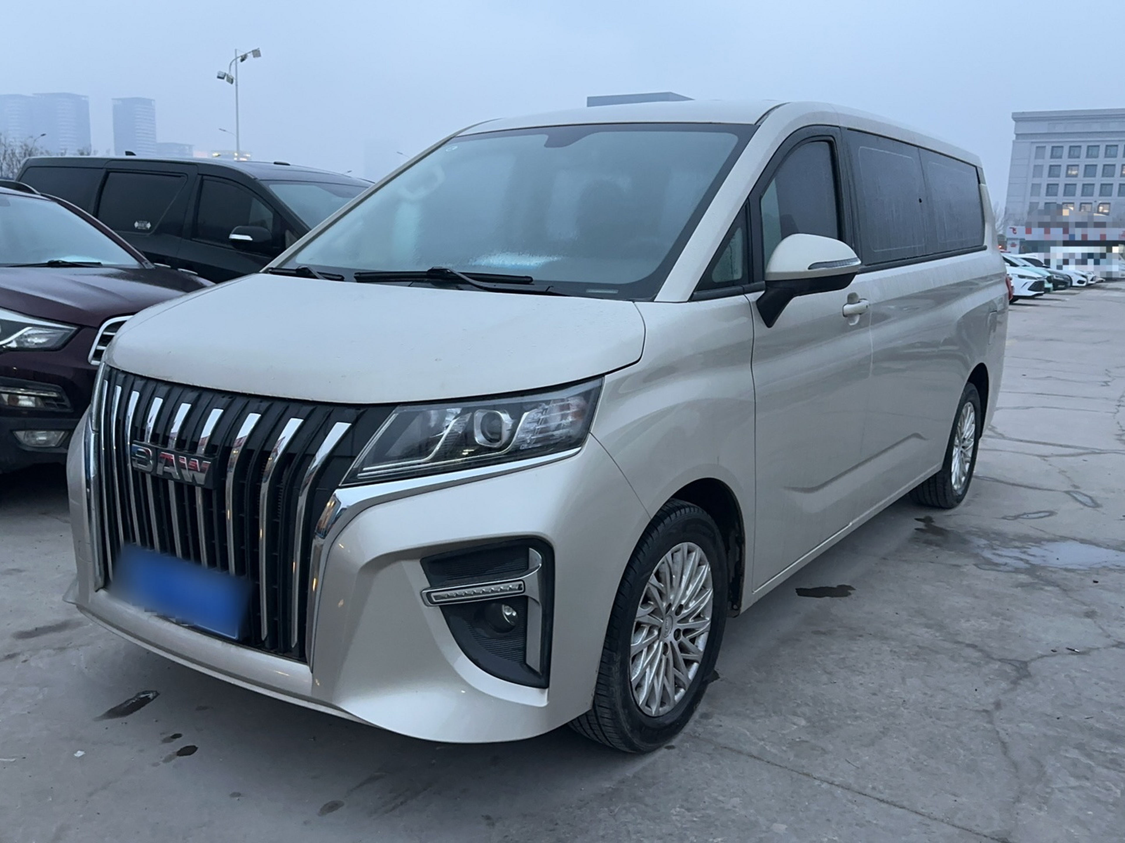 تحت مقدمة السيارة