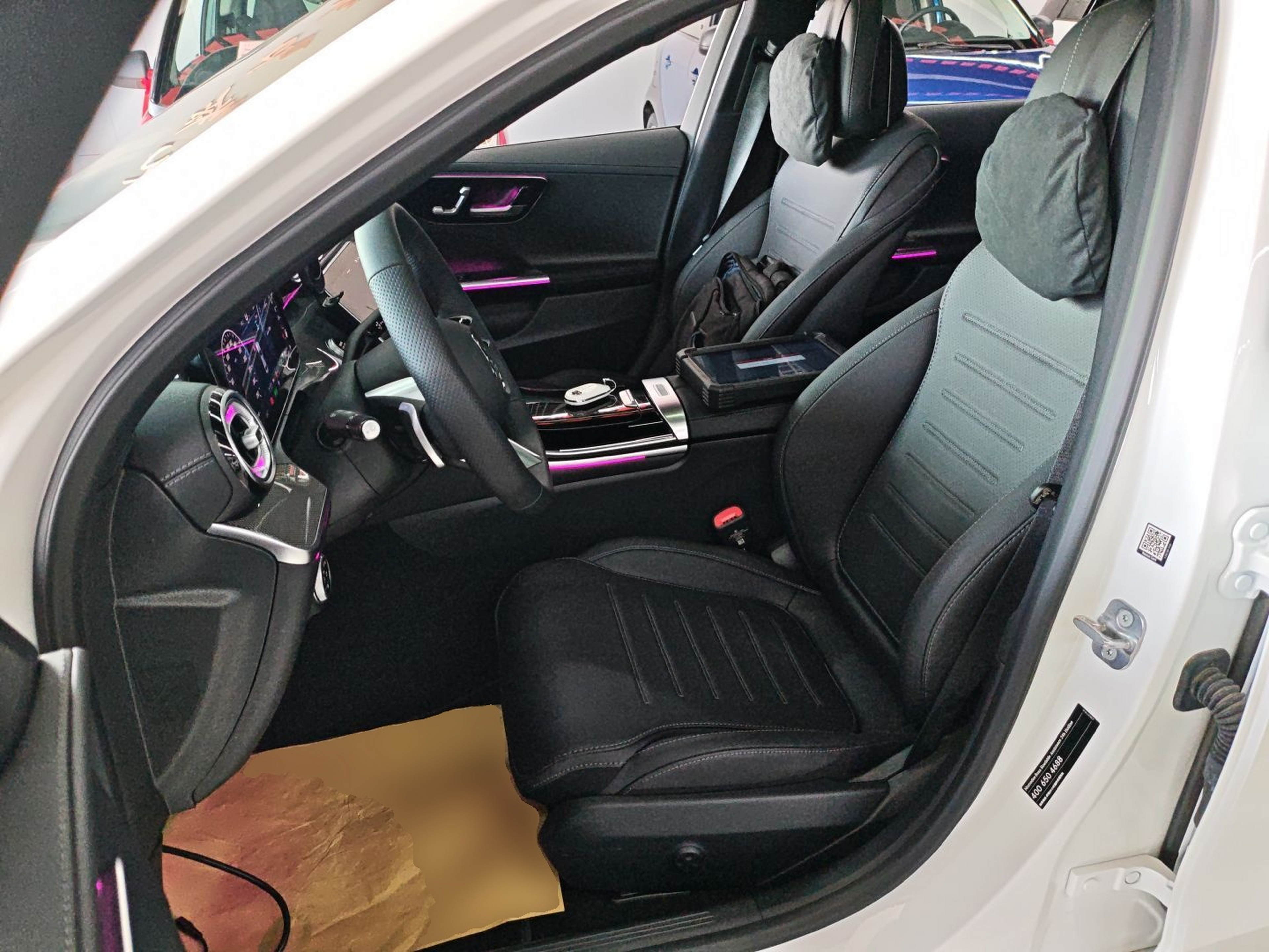 المقاعد الأمامية داخل السيارة