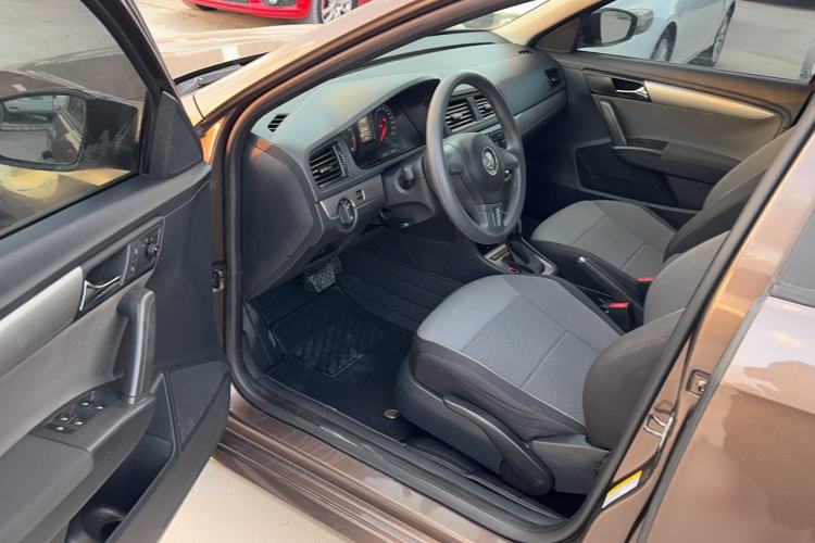 Used Volkswagen Gran Lavida 2013 1.6L Automatic Fashion Model