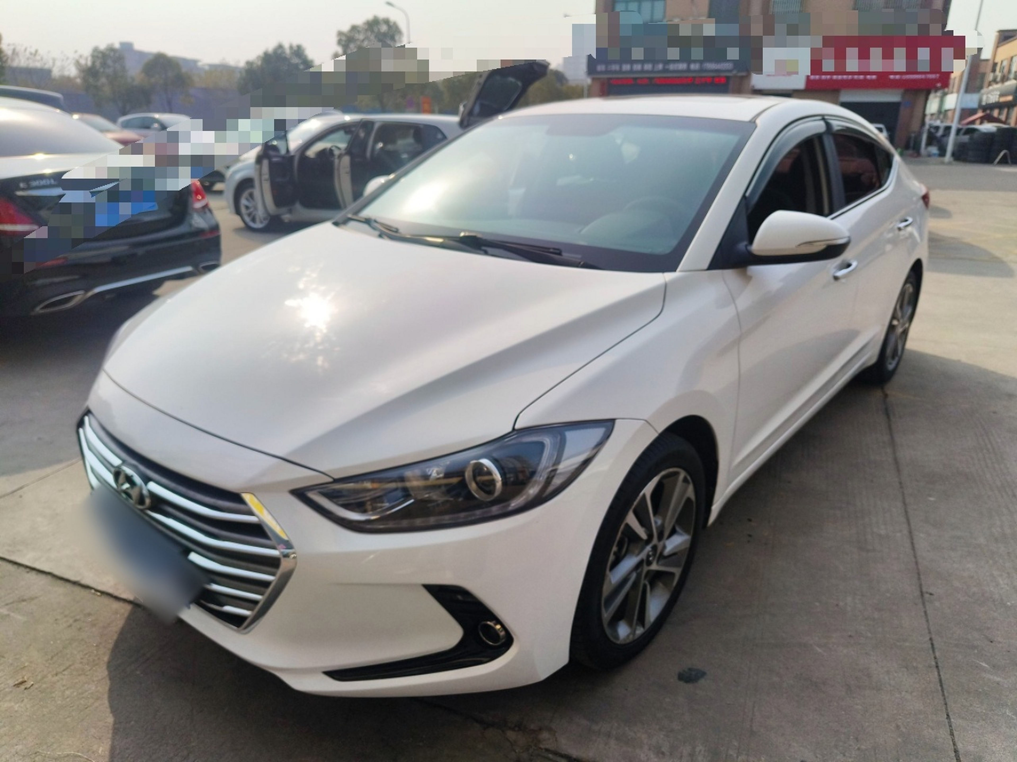 تحت مقدمة السيارة