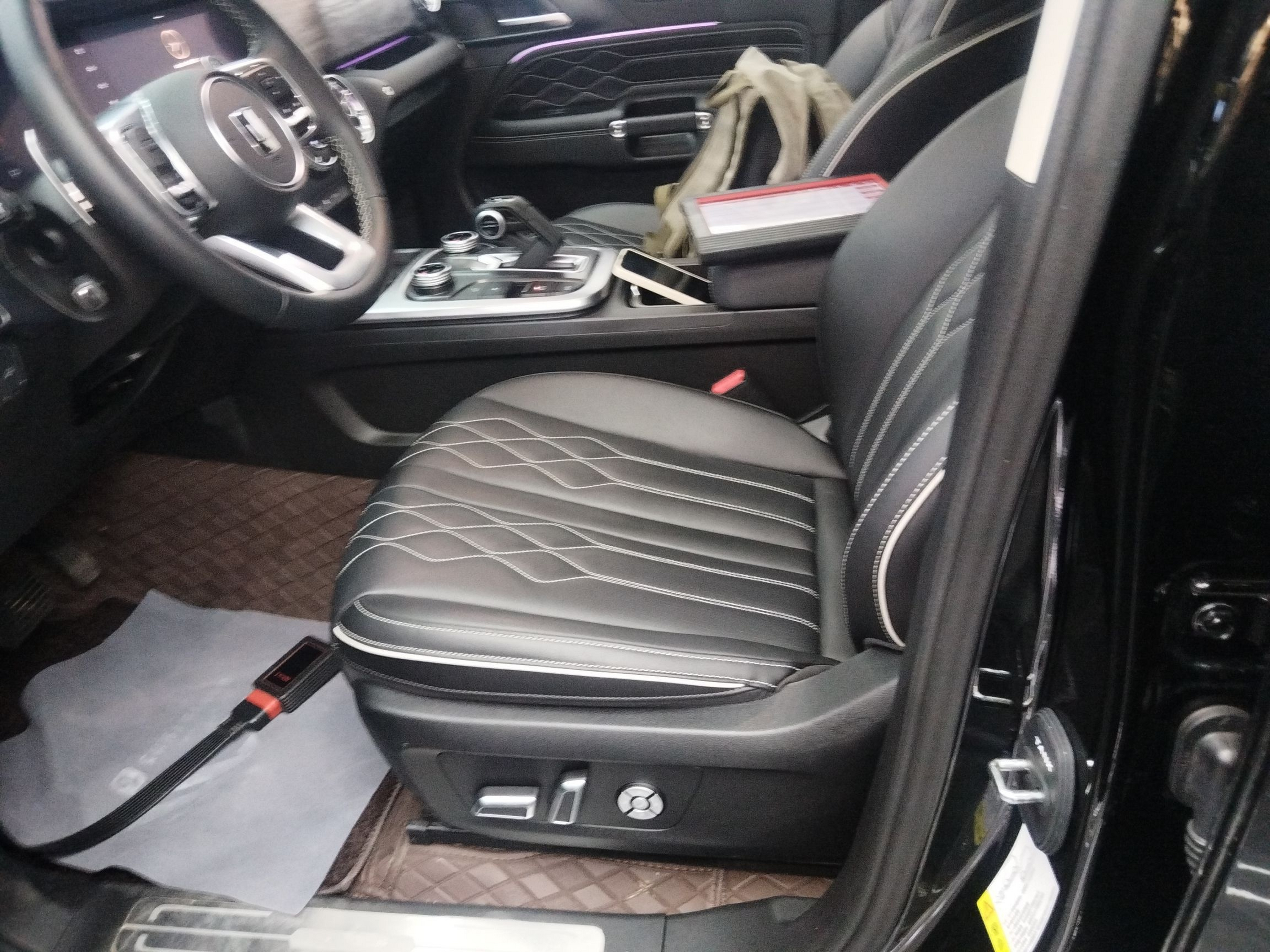 المقاعد الأمامية داخل السيارة