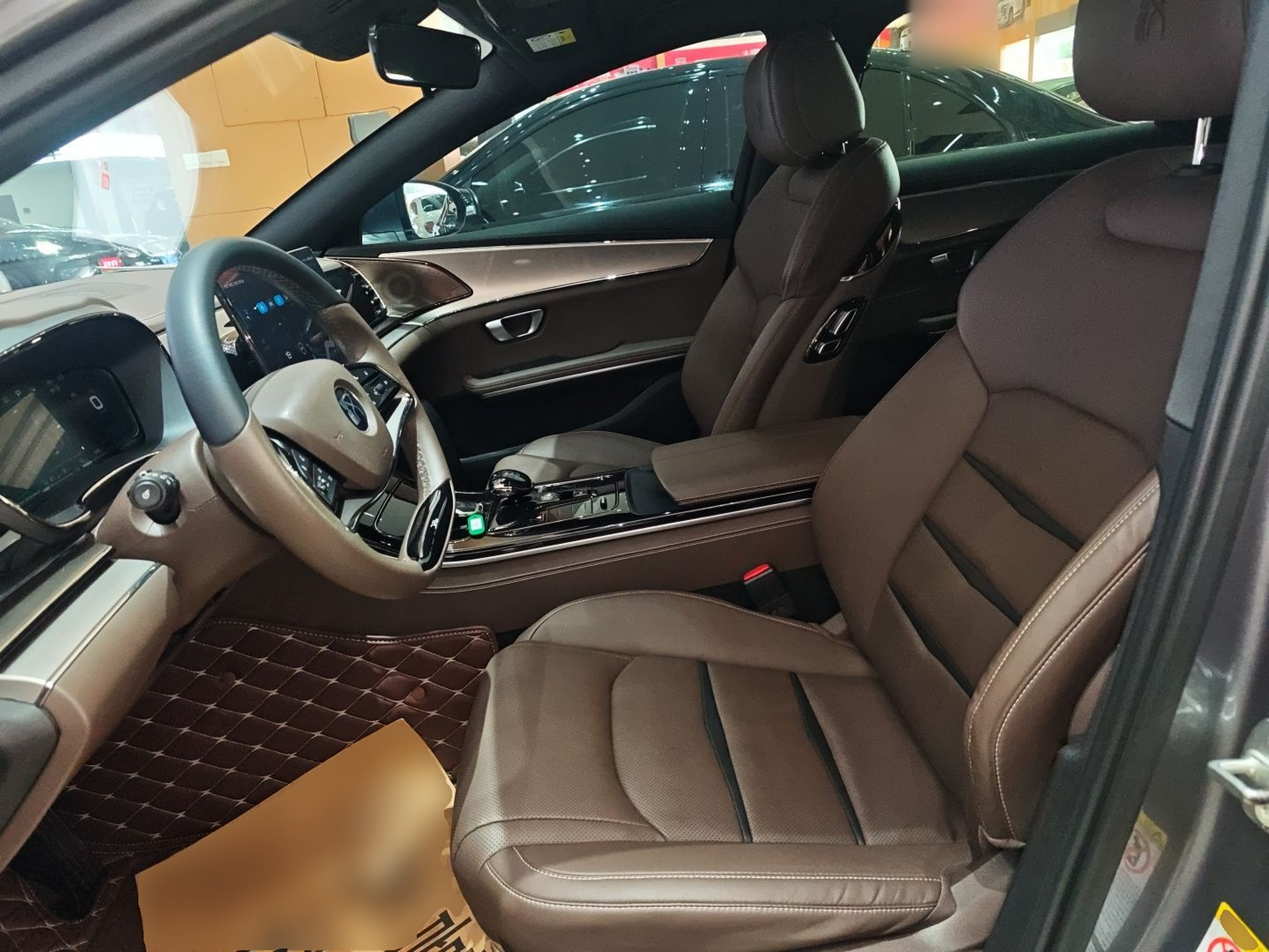 Переднее сиденье в автомобиле