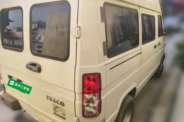 Used Iveco Daily 2020 2.5T A35 Passenger Van with Dual Tires Mid-Roof Design 5-9 Seater Side-Sliding Door China V Emission Standard
