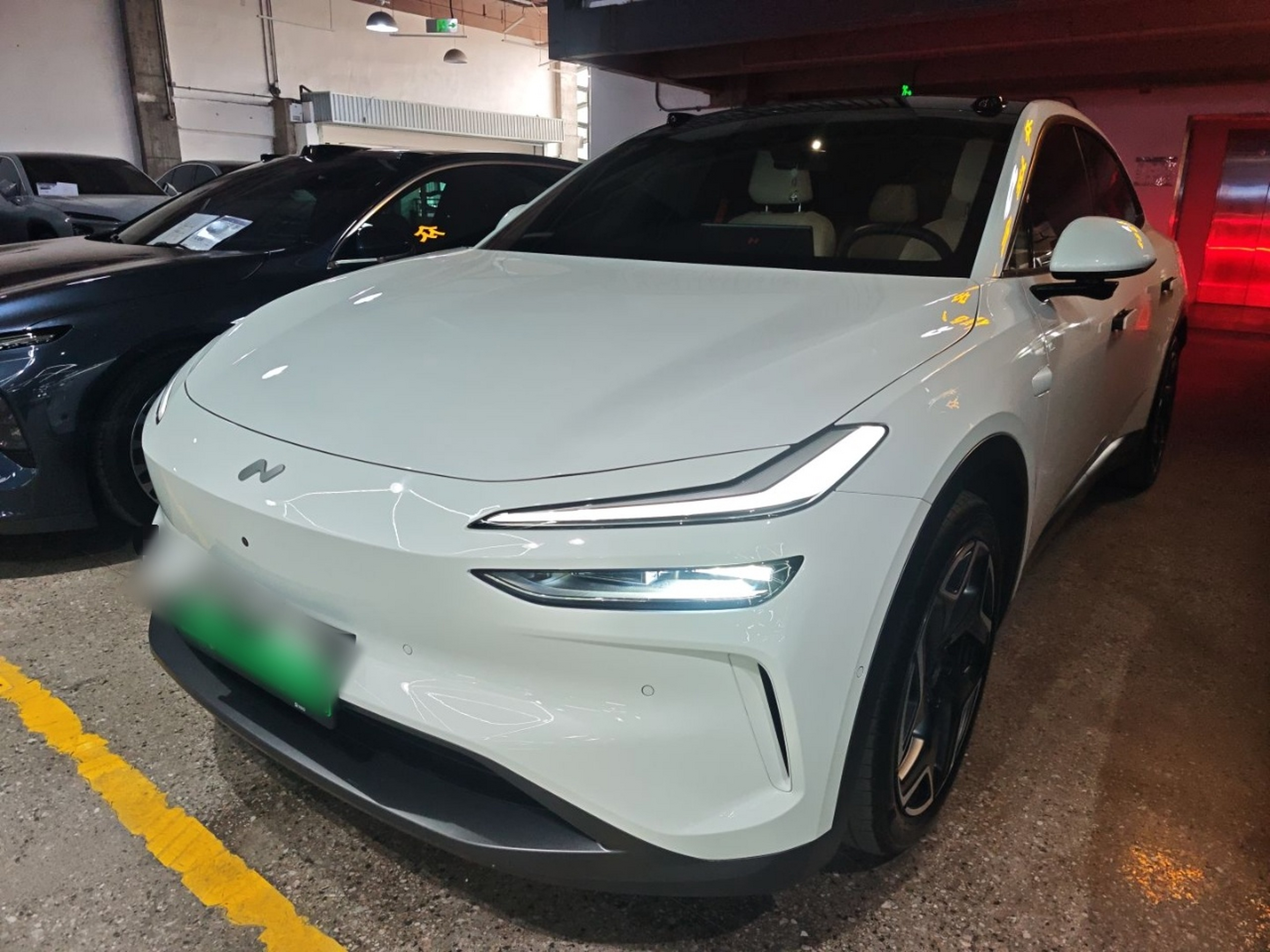 Под передней частью автомобиля