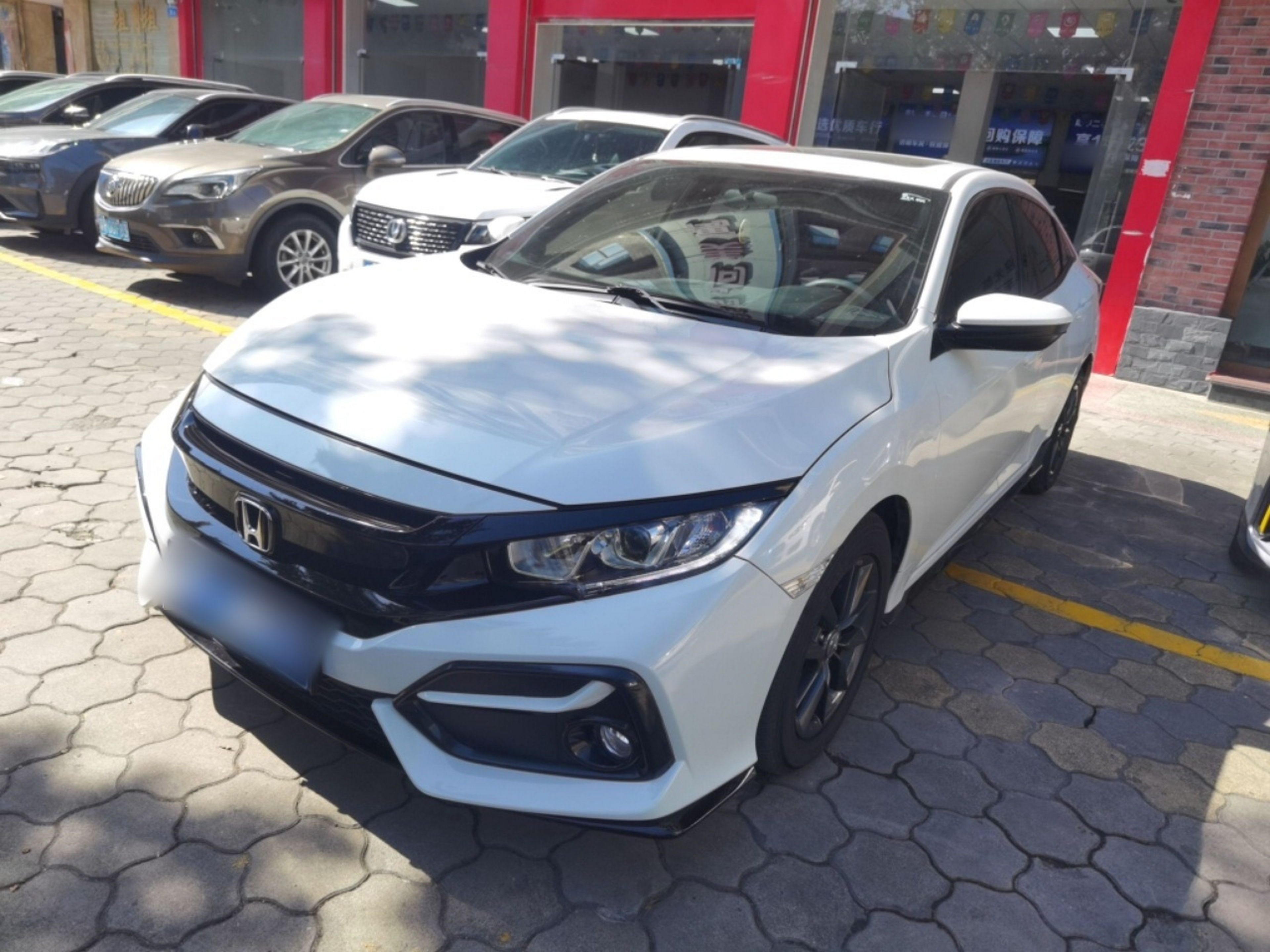 Под передней частью автомобиля