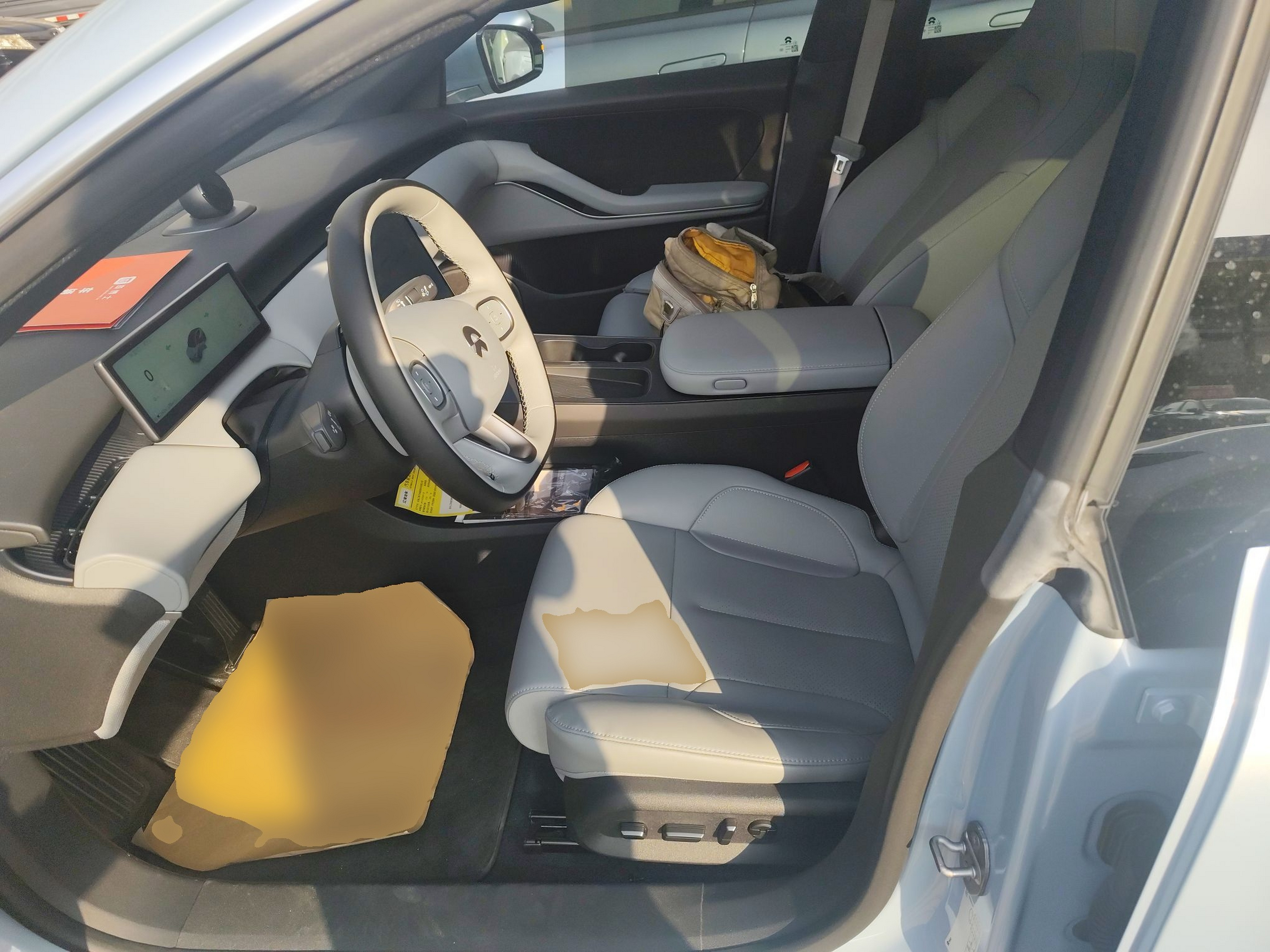 المقاعد الأمامية داخل السيارة