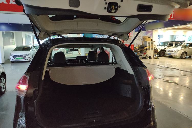 Used Nissan X-Trail 2014 2.5L CVT Leading Edition 4WD
