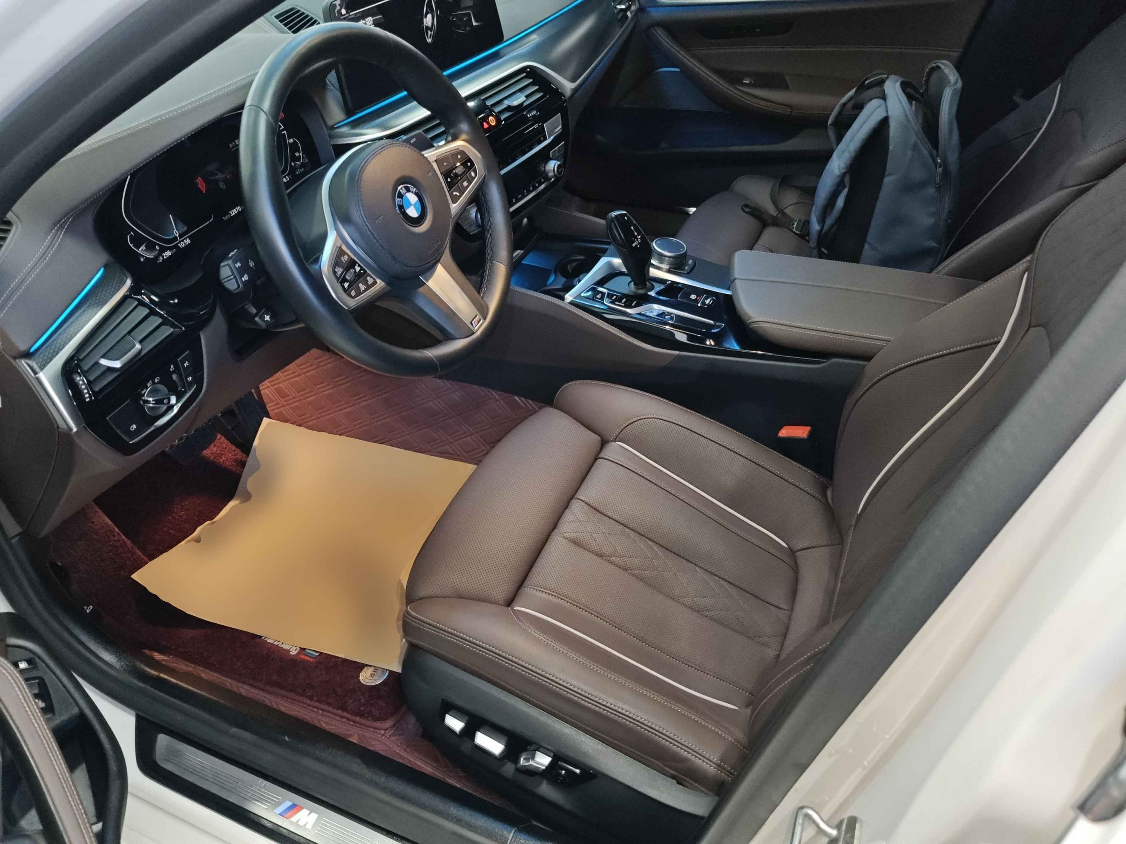 المقاعد الأمامية داخل السيارة