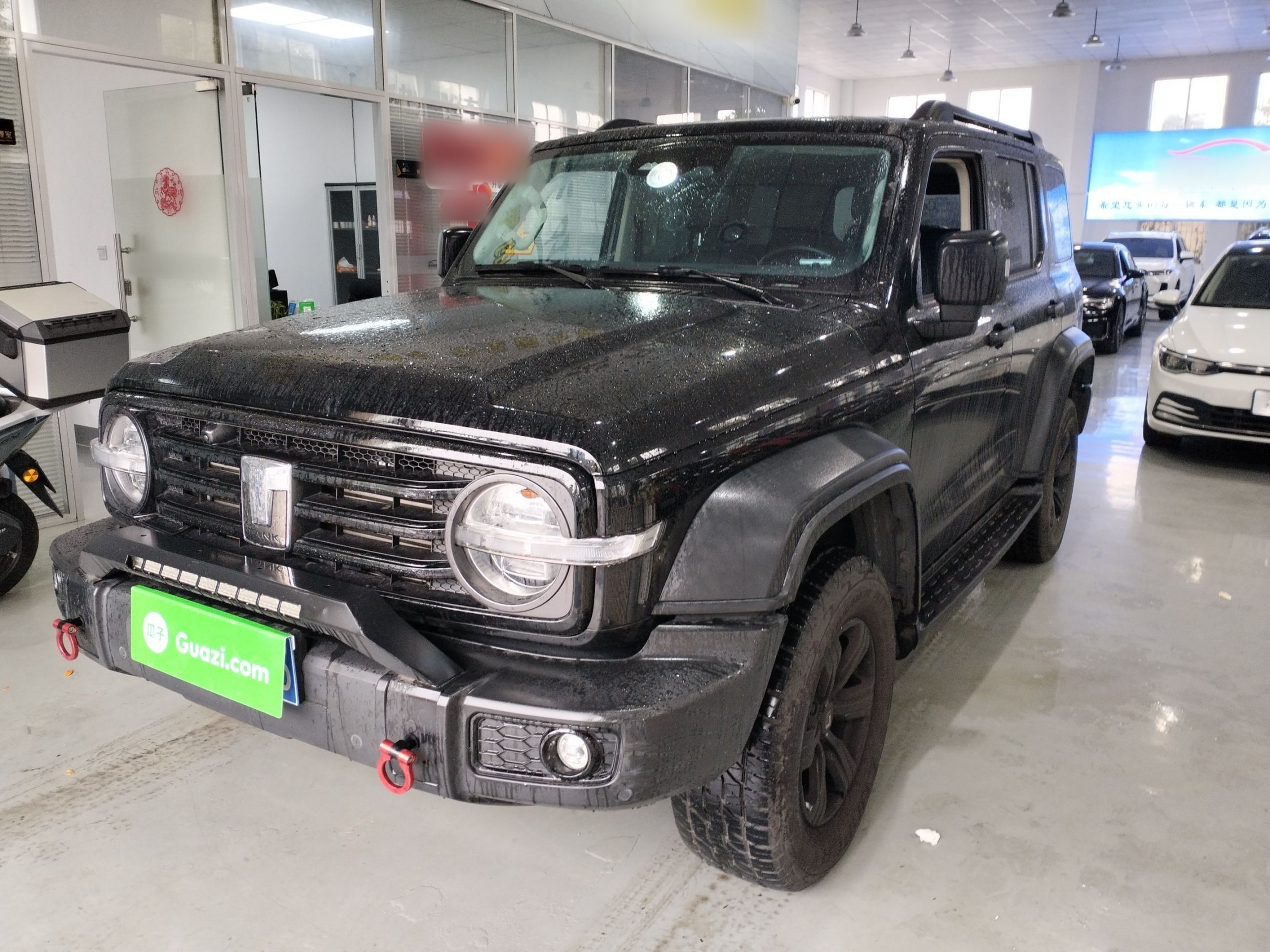 تحت مقدمة السيارة