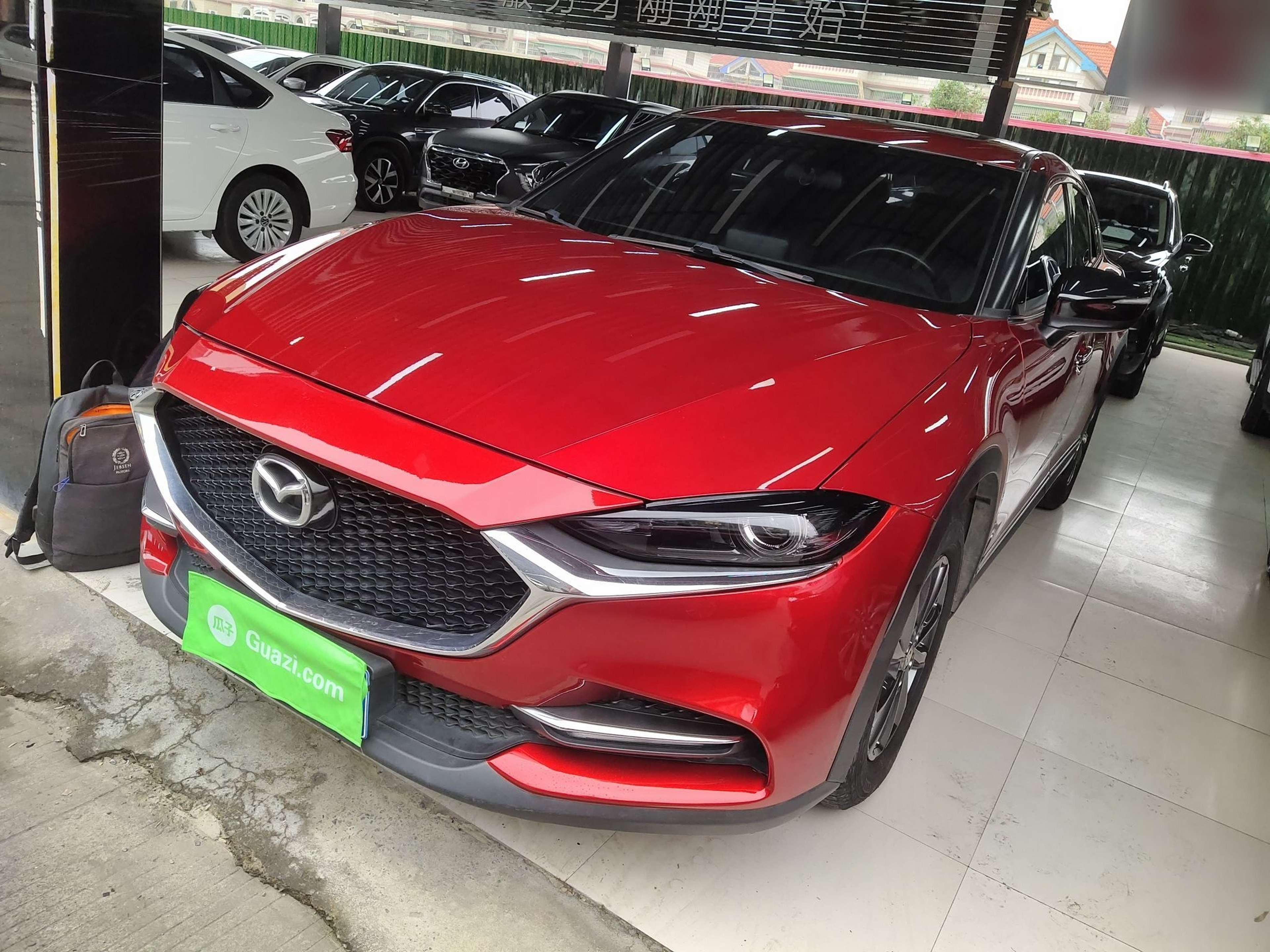 تحت مقدمة السيارة