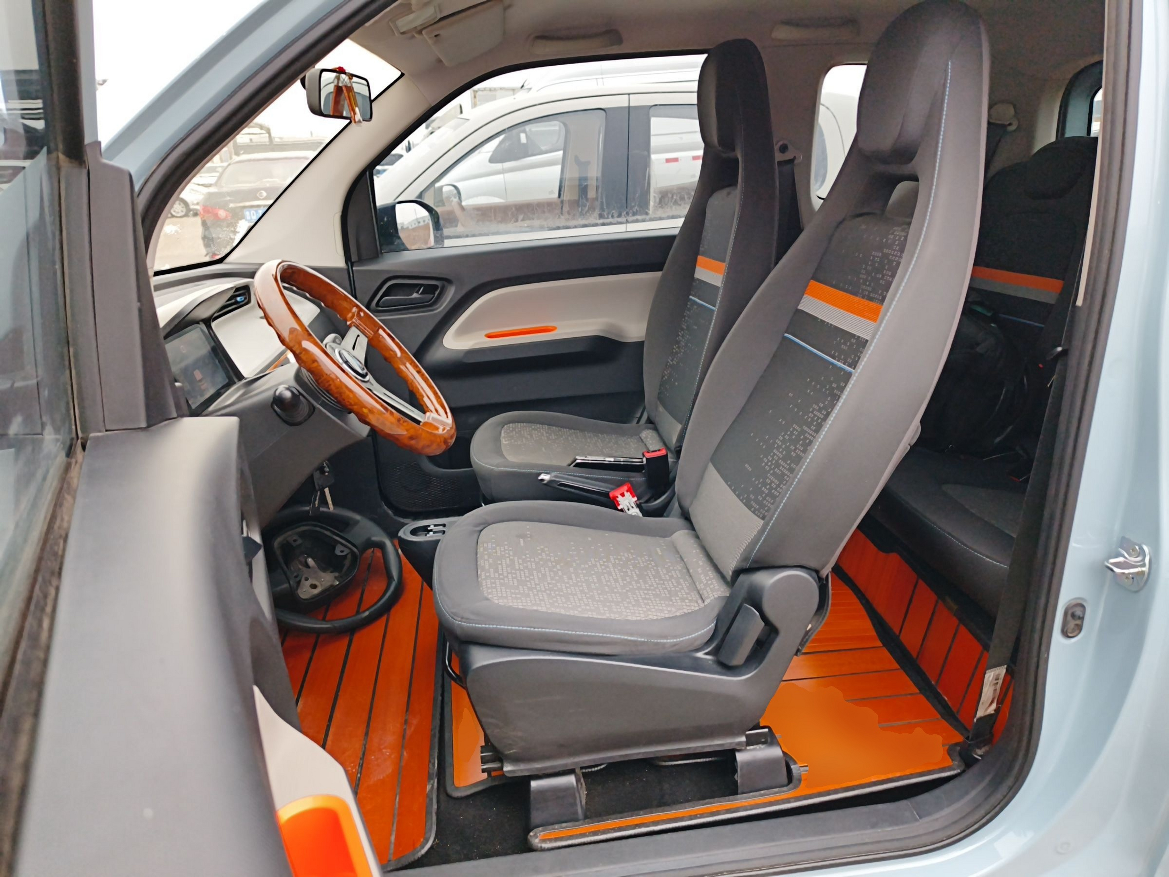 المقاعد الأمامية داخل السيارة