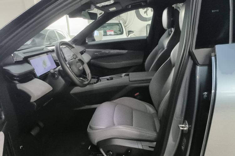 Used Lynk & Co 08 EM-P 2025 220 km All-Wheel-Drive Performance Halo
