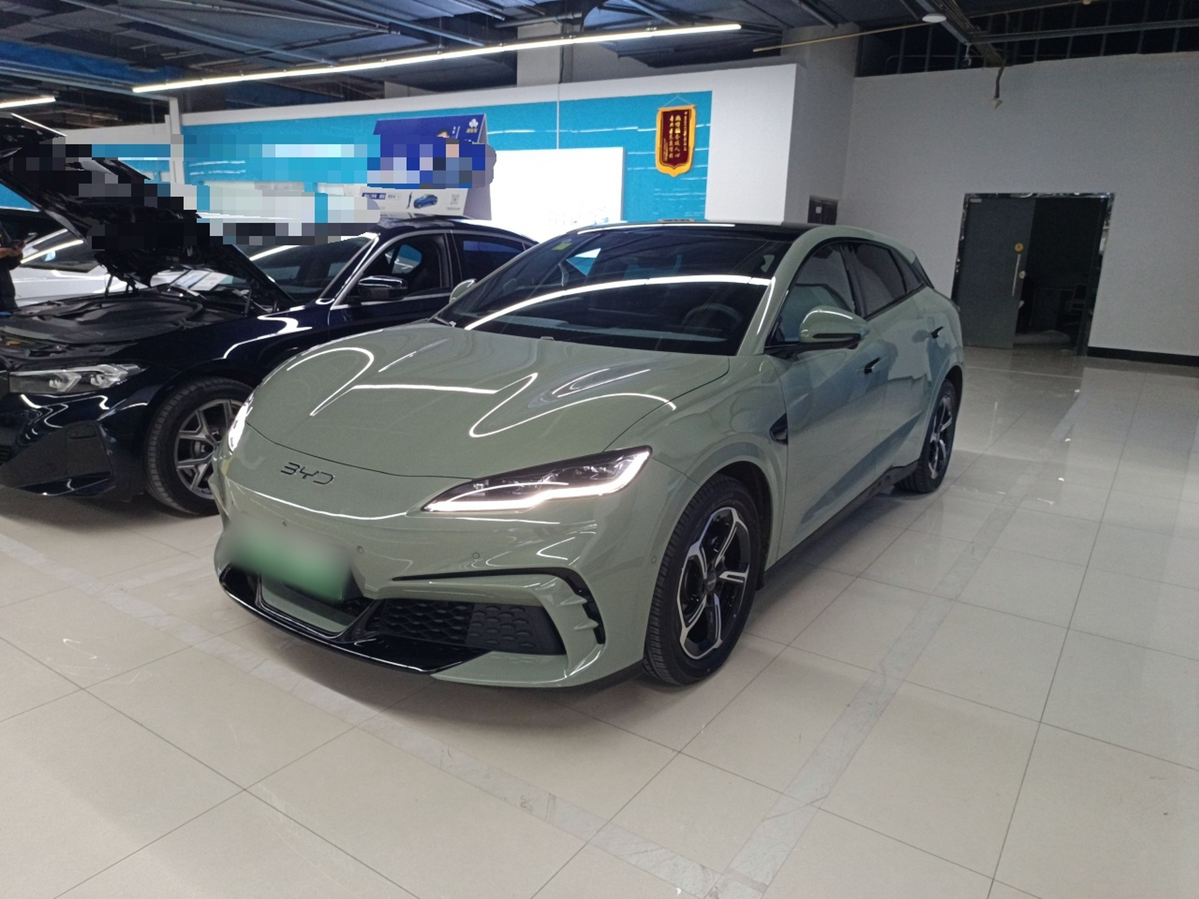 تحت مقدمة السيارة