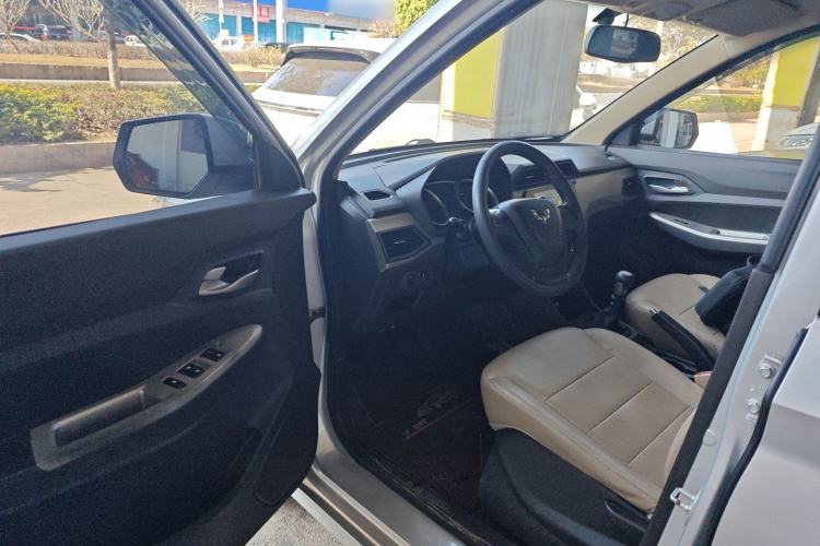 Used Wuling Hongguang 2019 1.5L S Comfort Edition China VI LAR
