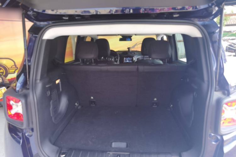 Used  Renegade 2019 220T Automatic Leading Edition
