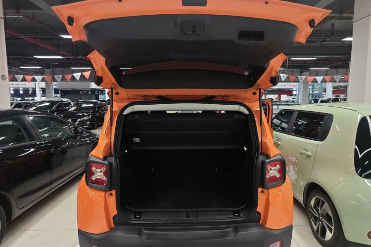 Used  Renegade 2018 Connected Large Screen Version 180T Automatic High-Energy Edition
