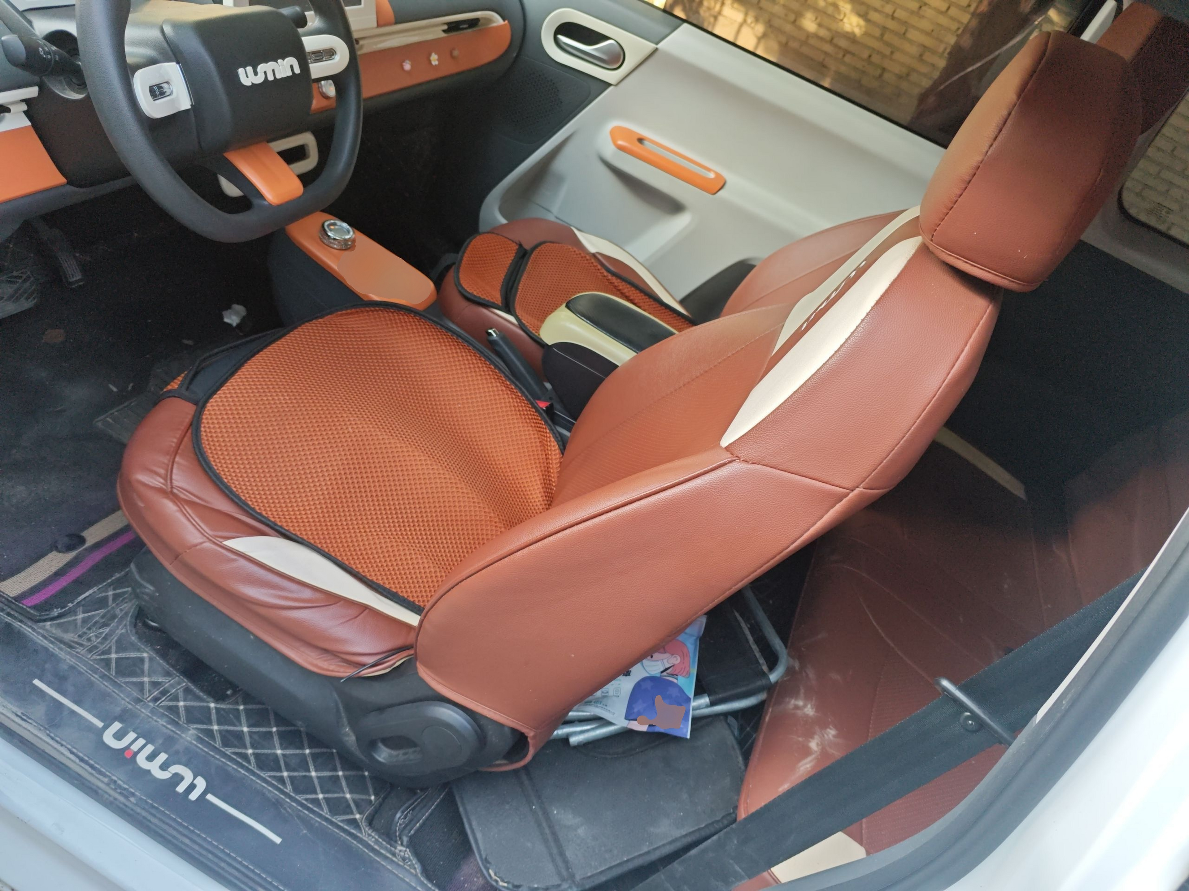 المقاعد الأمامية داخل السيارة