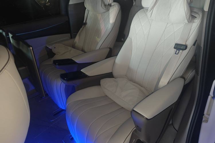 Used Denza D9 2022 DM-i 970 Four-Wheel Drive Flagship Model
