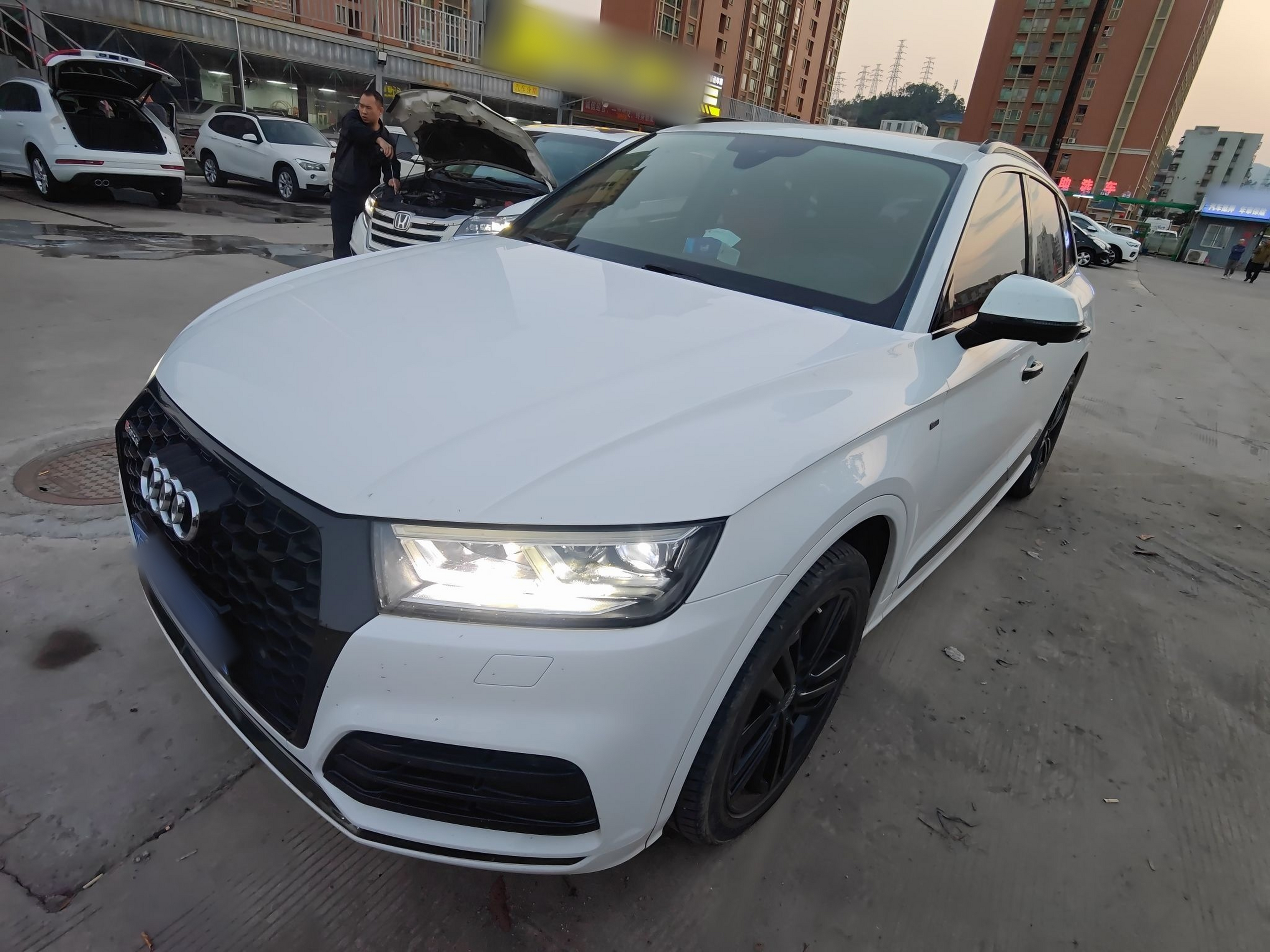 Под передней частью автомобиля