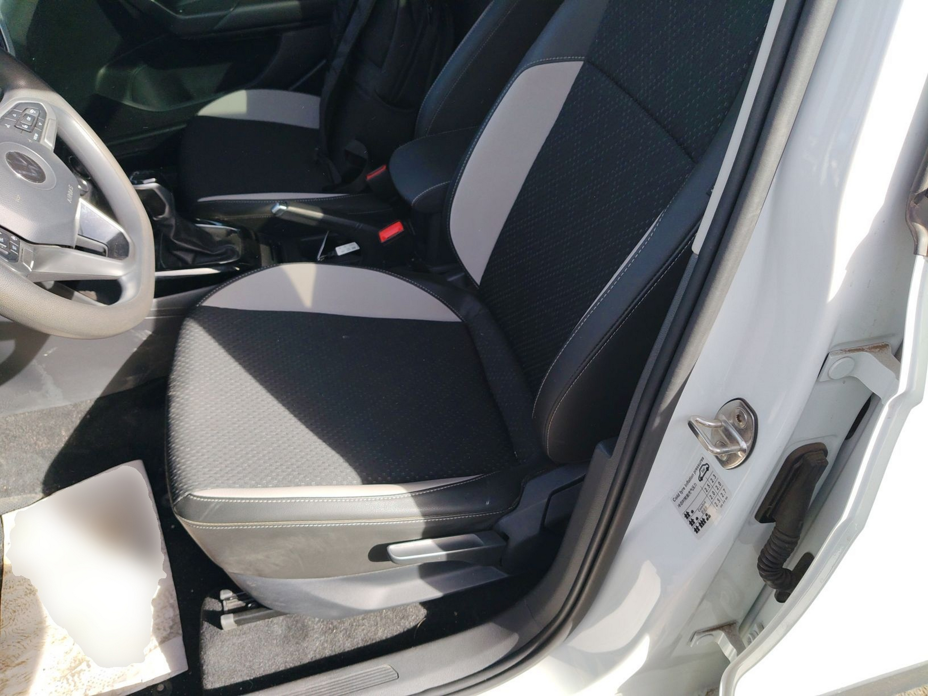 المقاعد الأمامية داخل السيارة