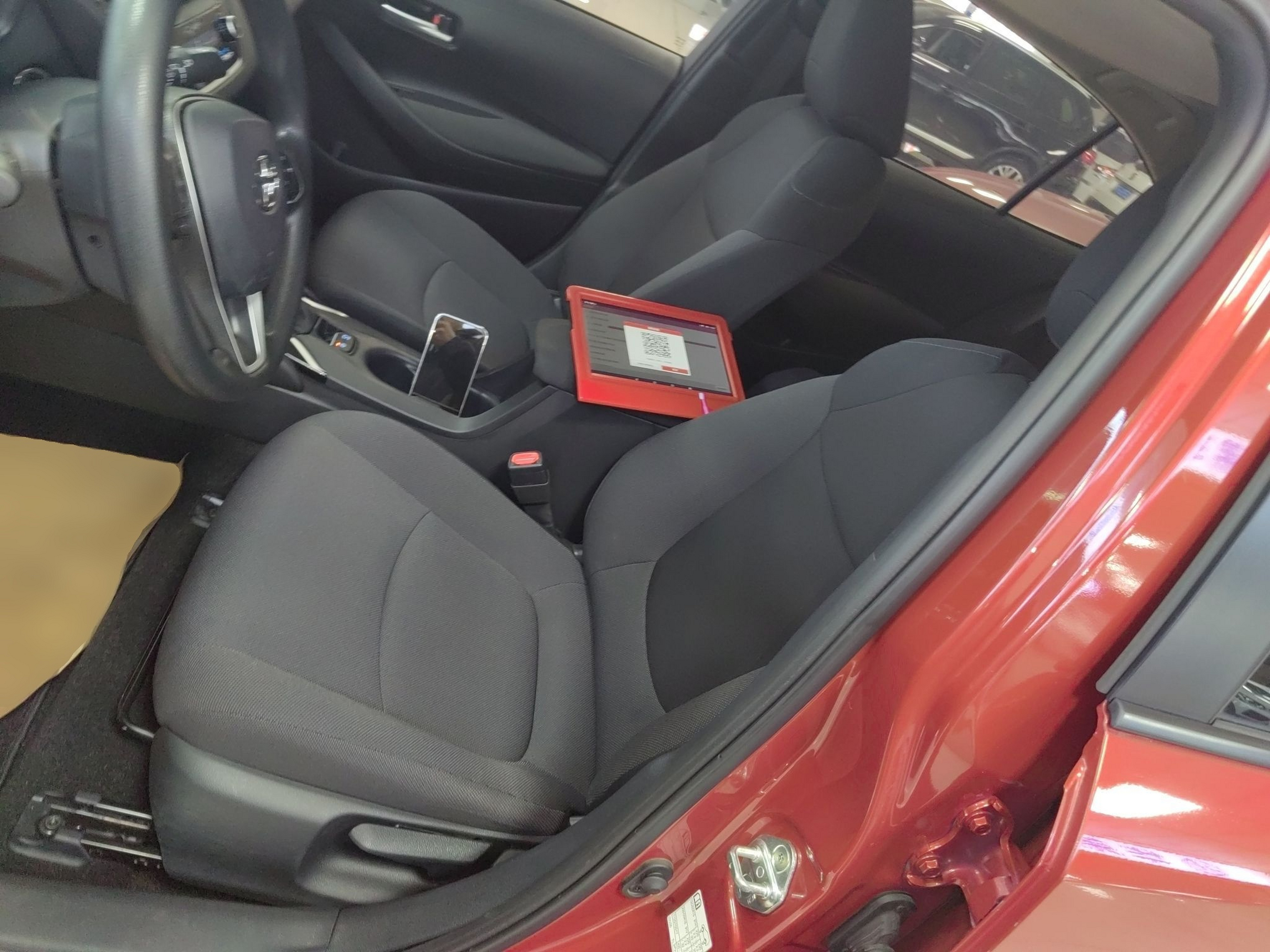 المقاعد الأمامية داخل السيارة