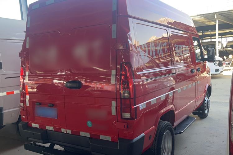 Used Iveco Daily 2023 2.8T V35 Van Short Wheelbase Mid-Roof Design Dual Tires Side-Swing Doors 2-3 Seater
