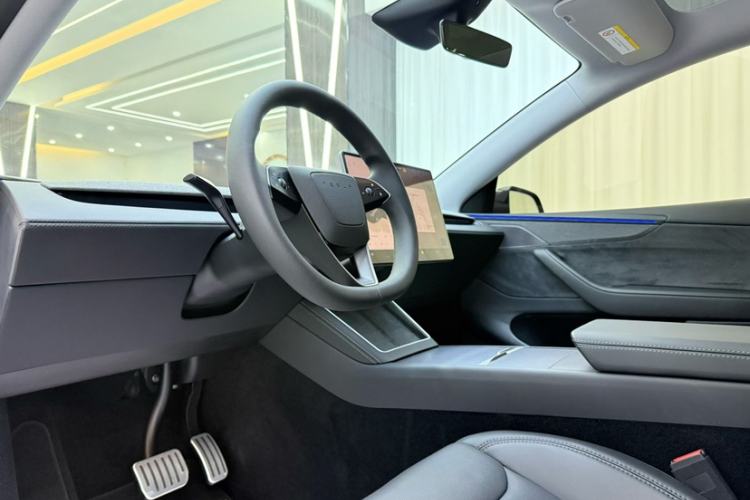 Used Tesla Model Y 2025 Long-Range All-Wheel-Drive Version
