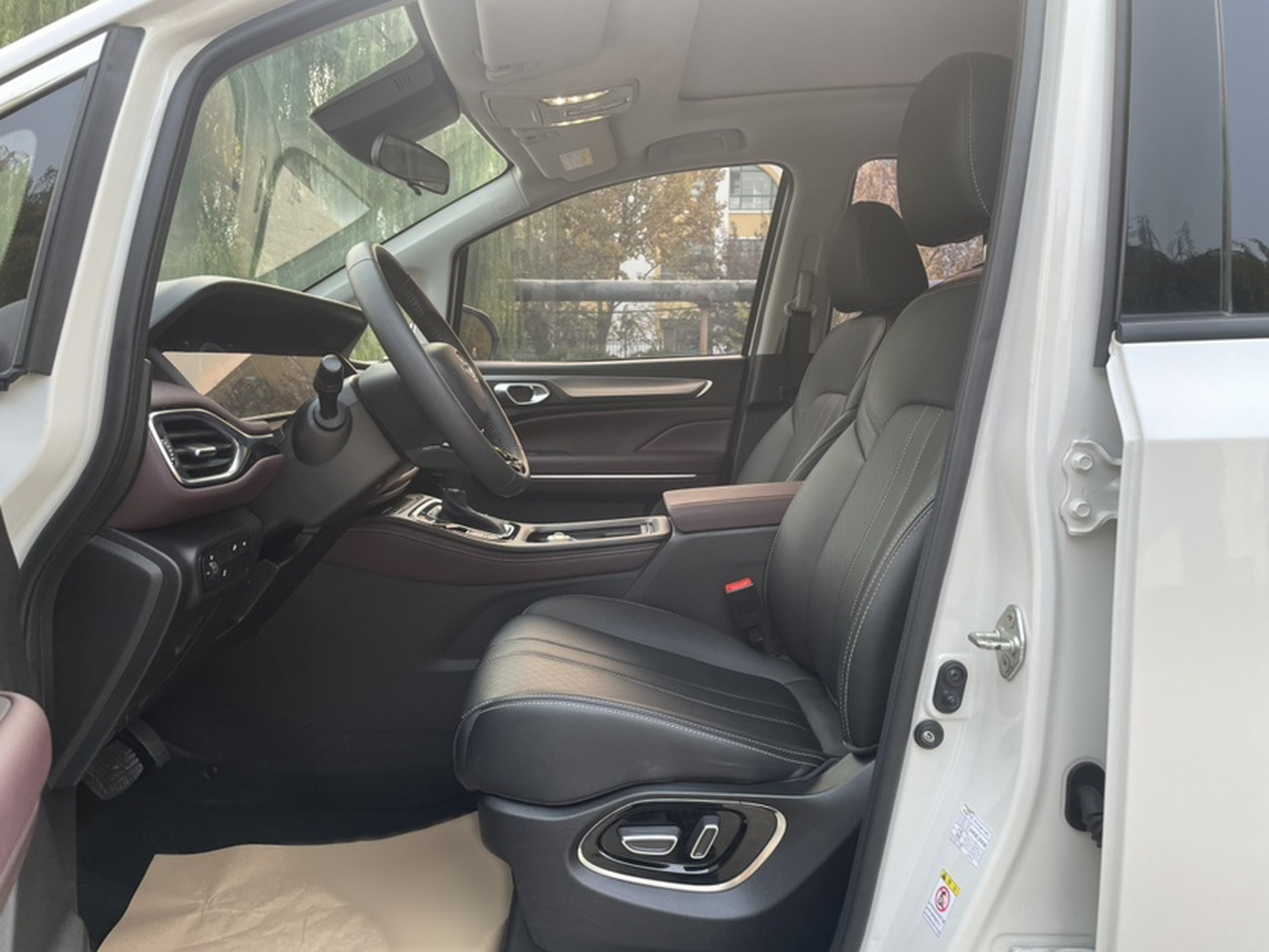 Переднее сиденье в автомобиле