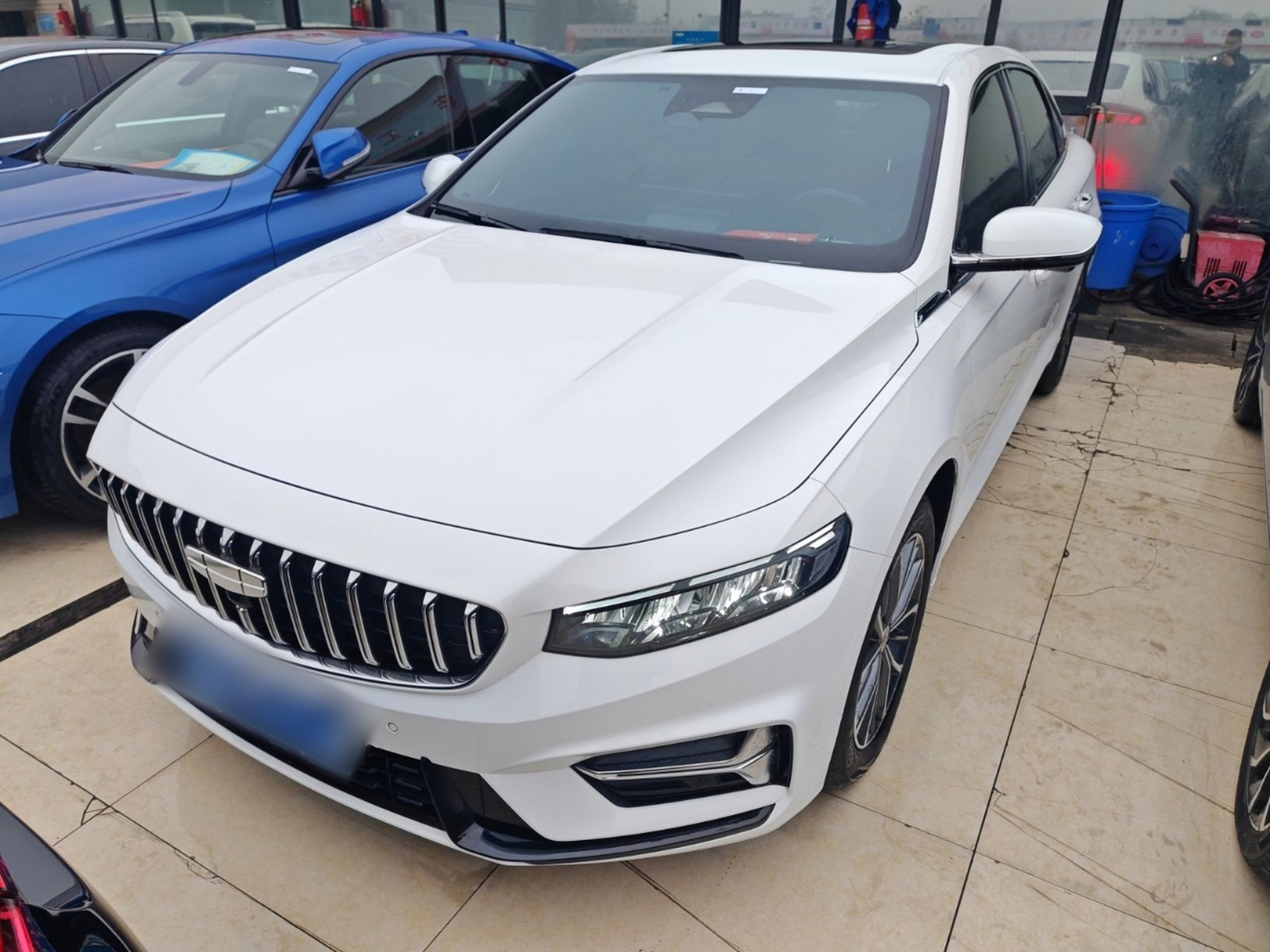 تحت مقدمة السيارة